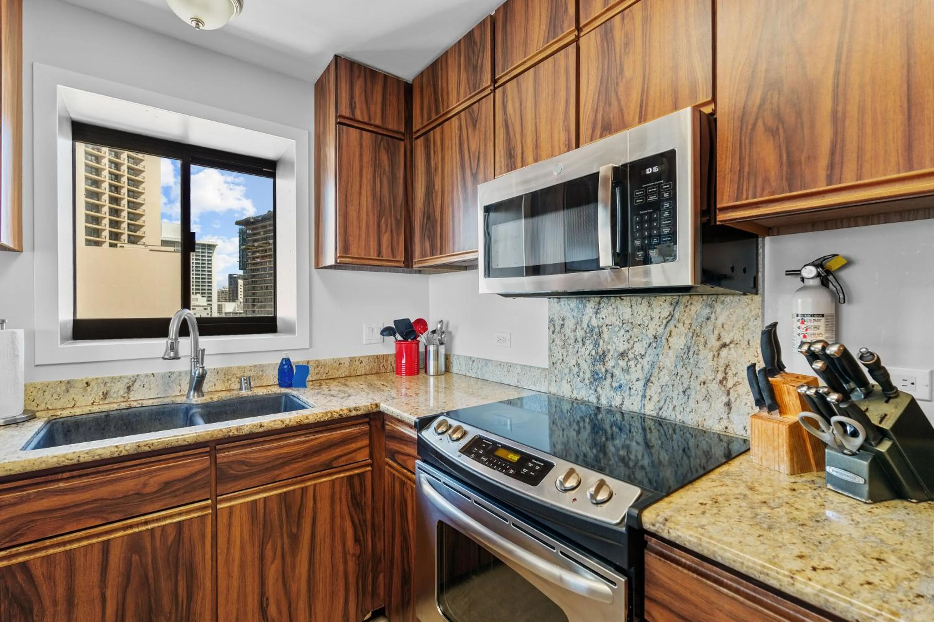 Spacious Waikiki Beach 2BR-Ocean View-Free Parking