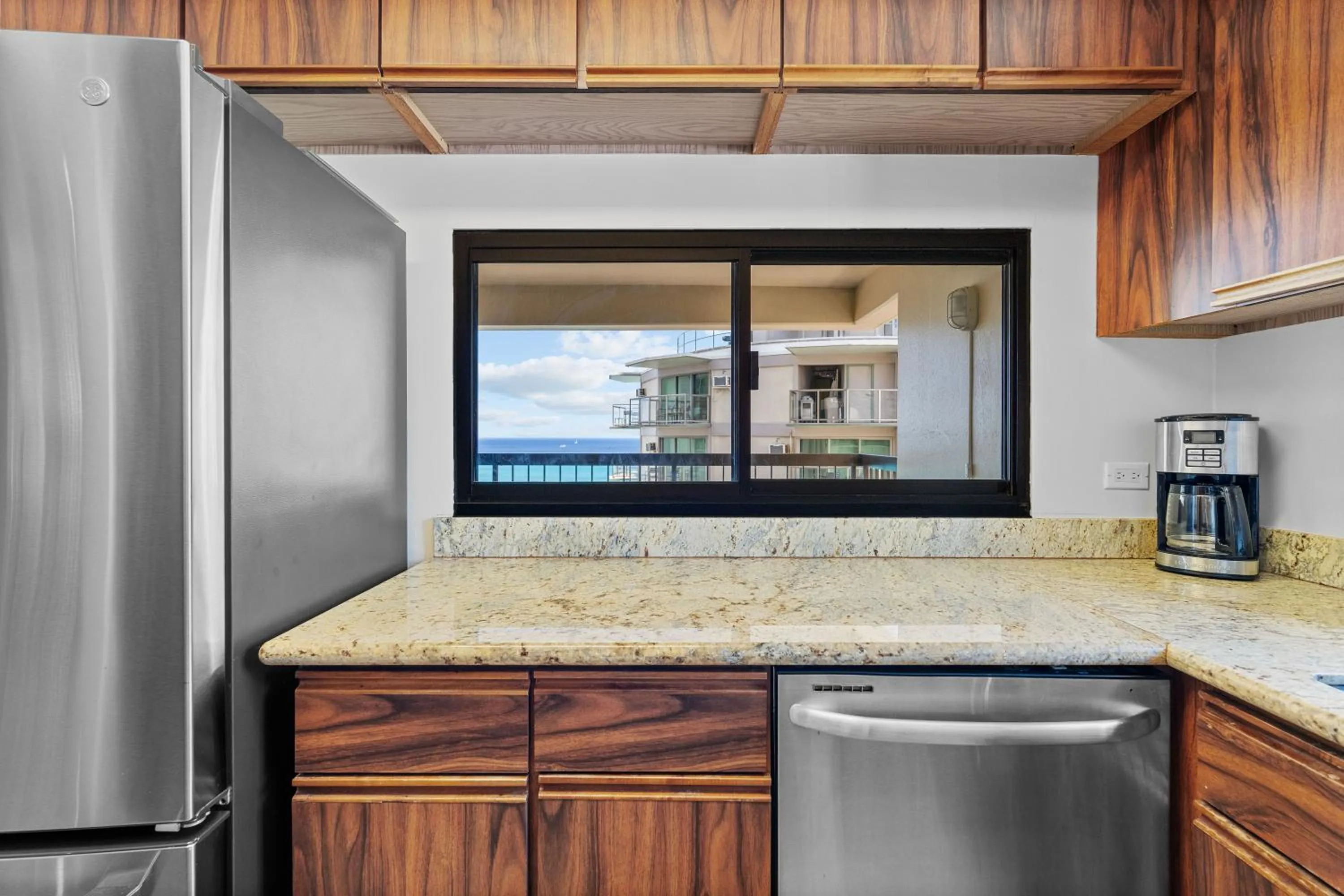 Spacious Waikiki Beach 2BR-Ocean View-Free Parking
