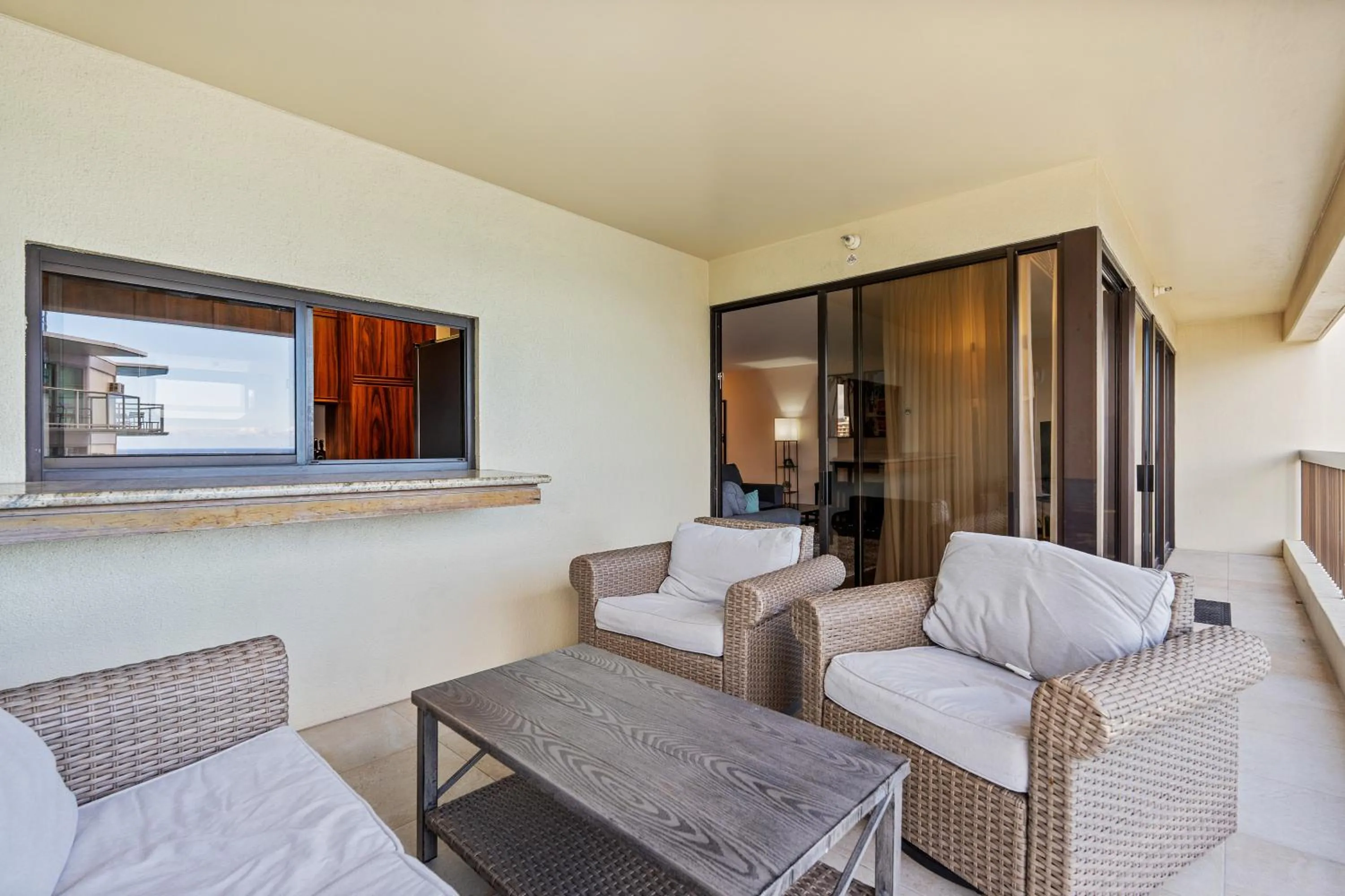 Spacious Waikiki Beach 2BR-Ocean View-Free Parking