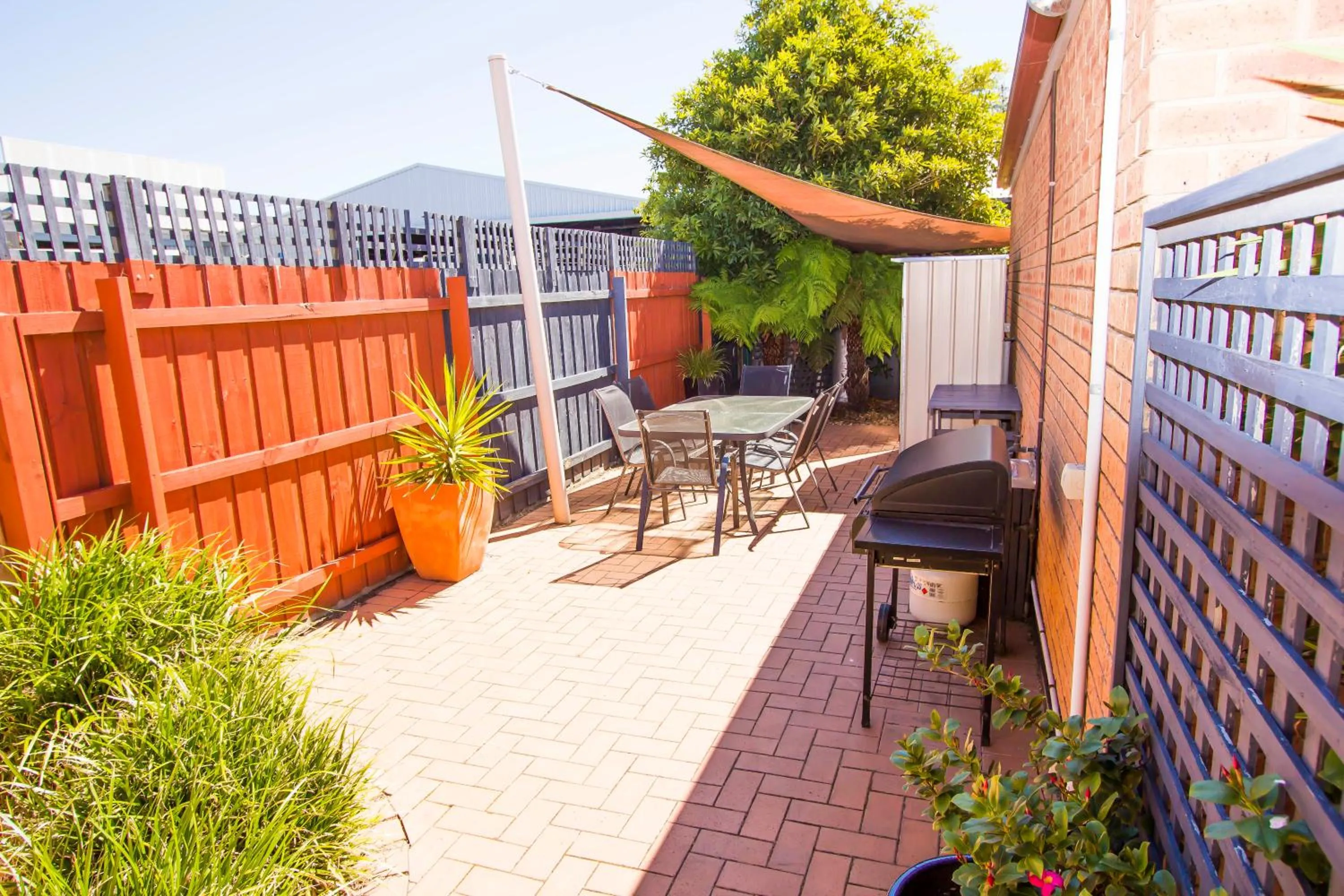 BBQ facilities in Colonial Motor Inn Bairnsdale Golden Chain Property