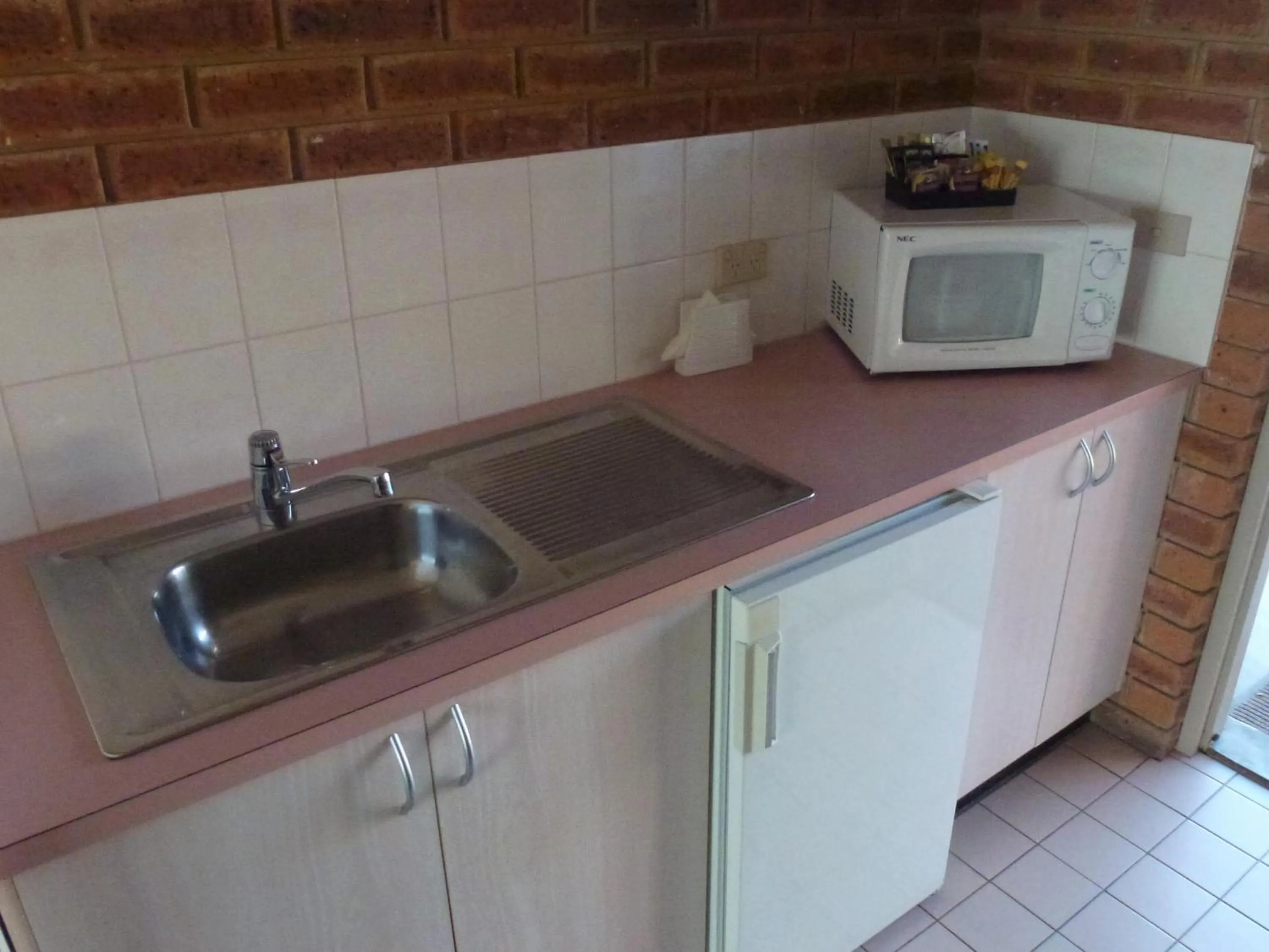 Kitchen or kitchenette in Colonial Motor Inn Bairnsdale Golden Chain Property