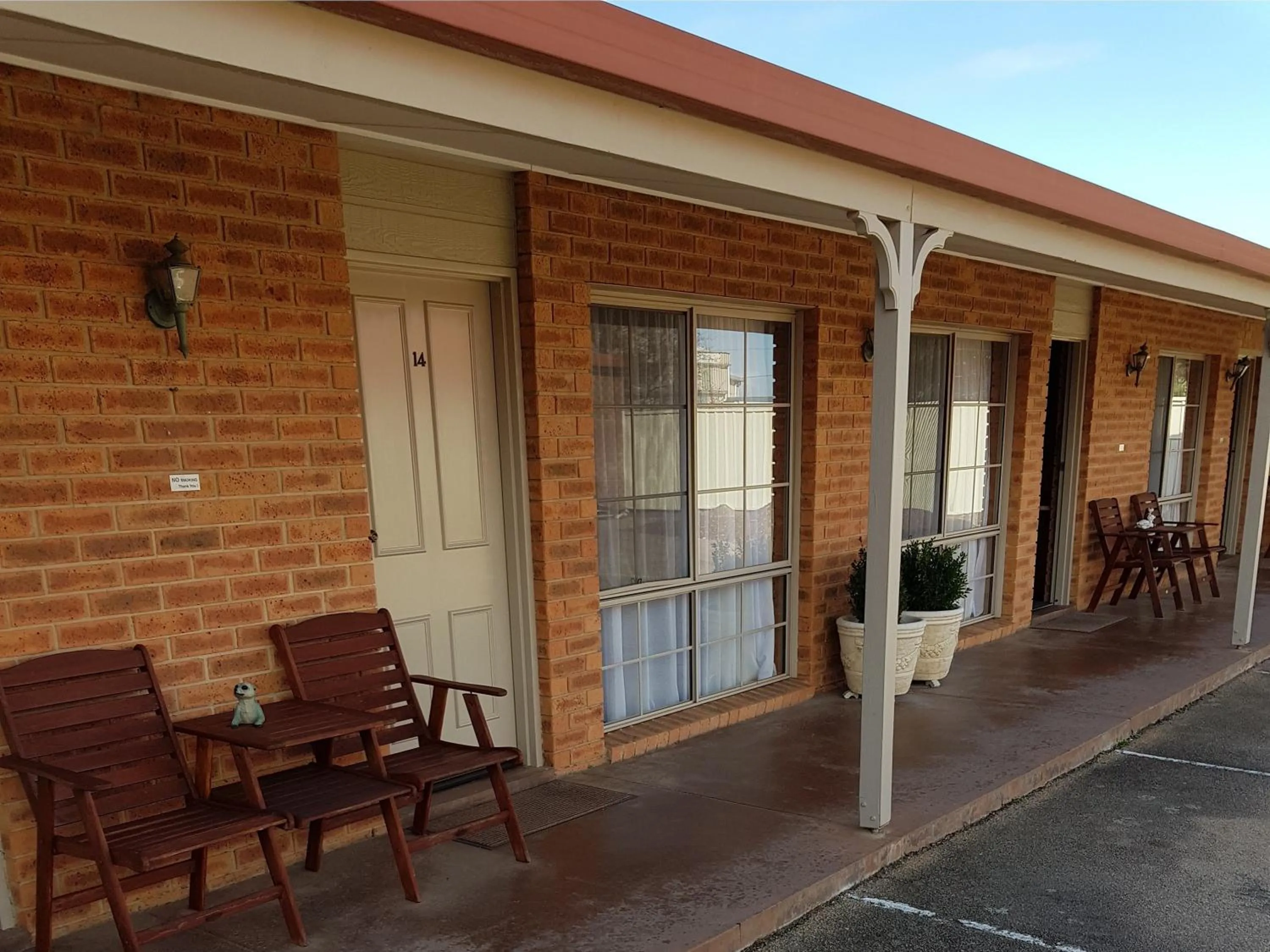 Patio in Colonial Motor Inn Bairnsdale Golden Chain Property