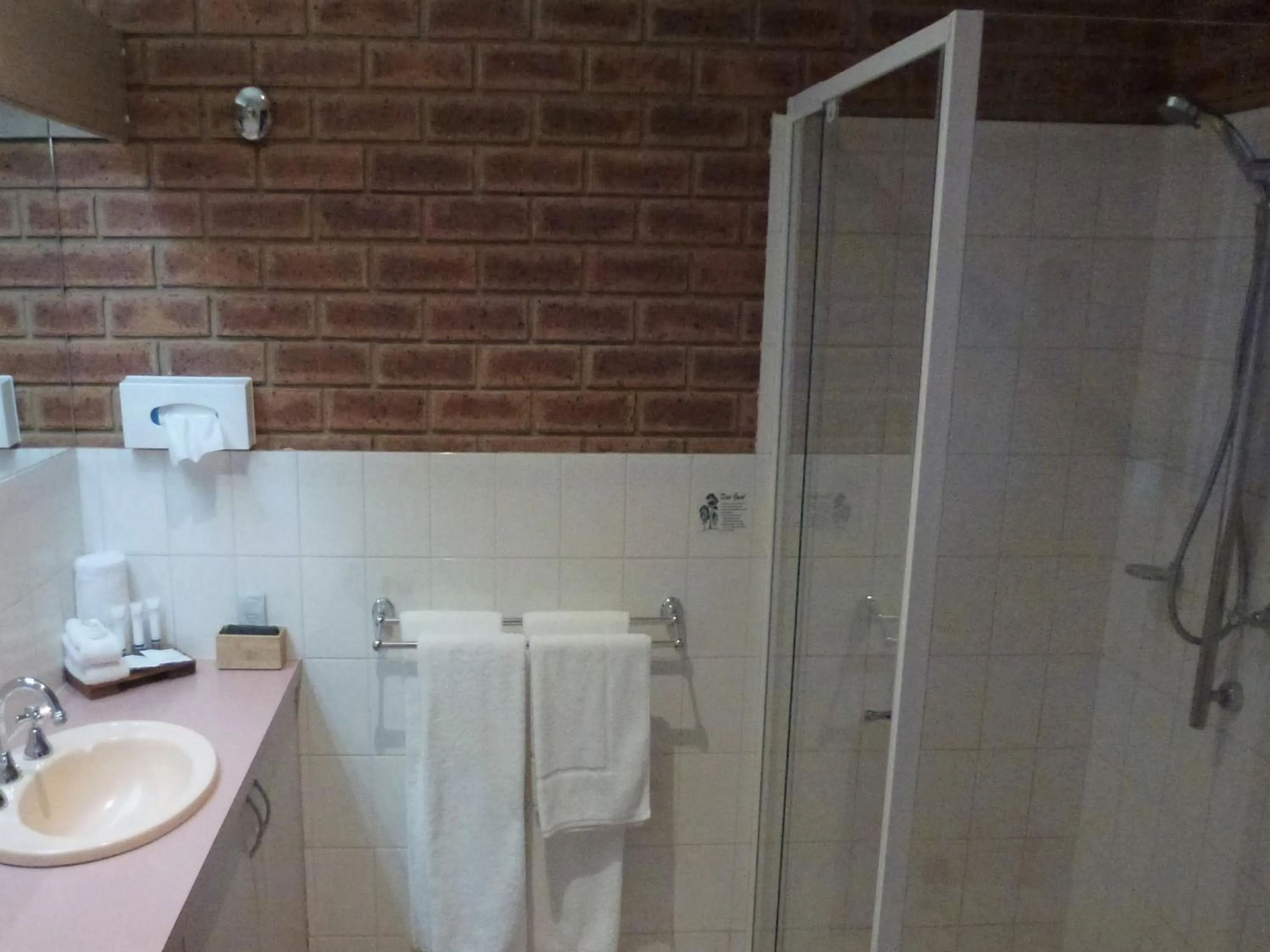 Bathroom in Colonial Motor Inn Bairnsdale Golden Chain Property