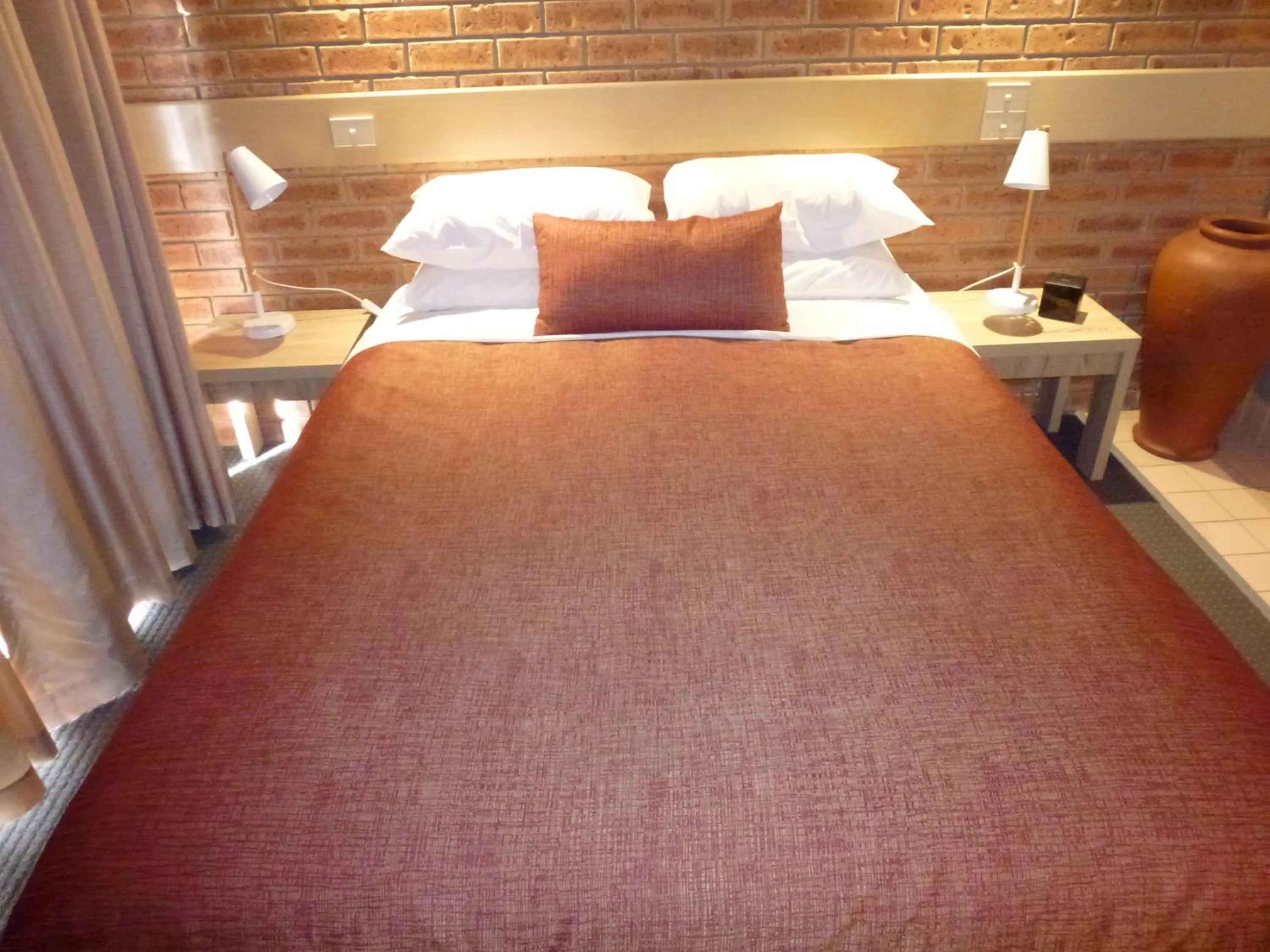 Bed in Colonial Motor Inn Bairnsdale Golden Chain Property