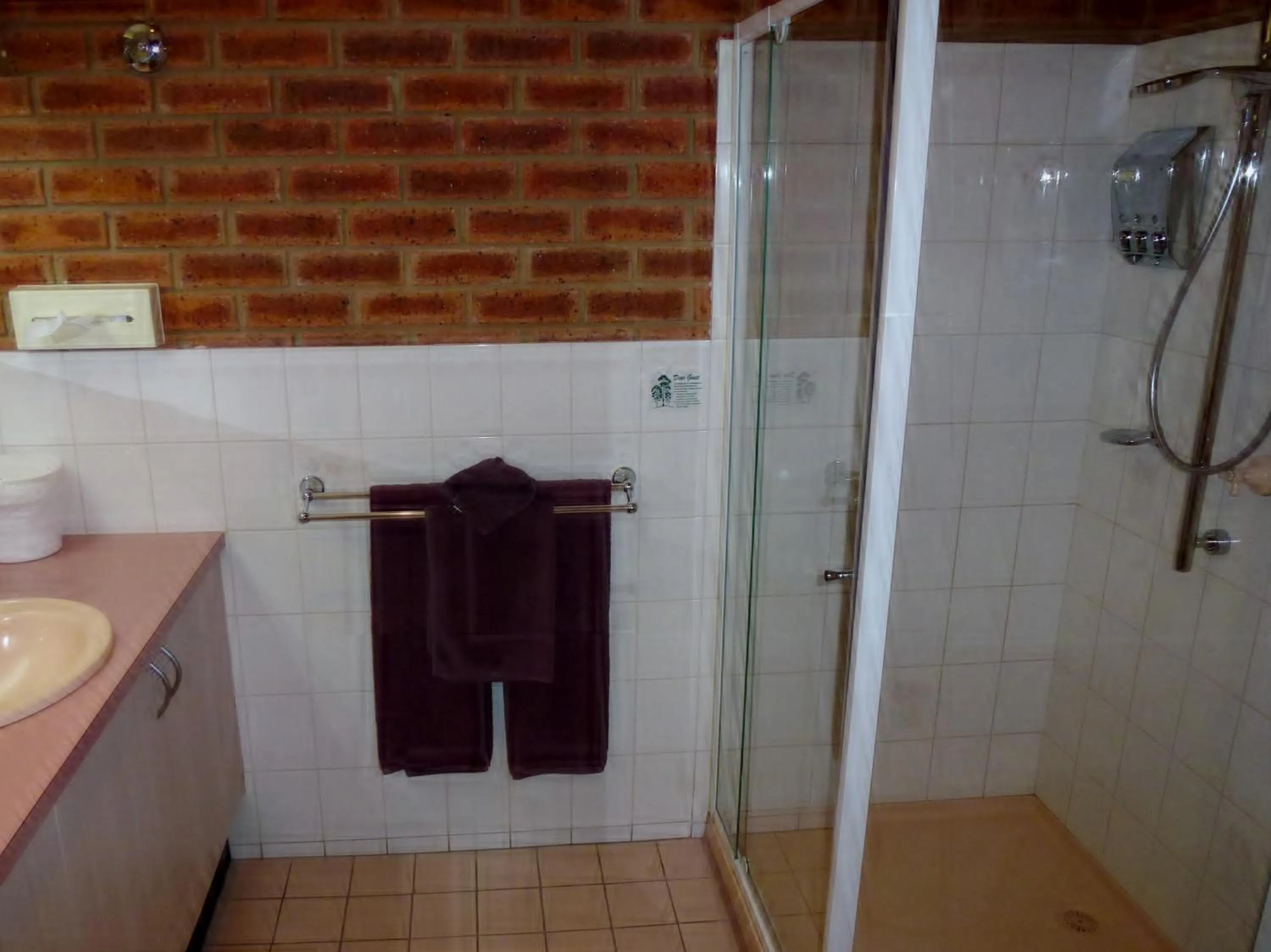 Bathroom in Colonial Motor Inn Bairnsdale Golden Chain Property