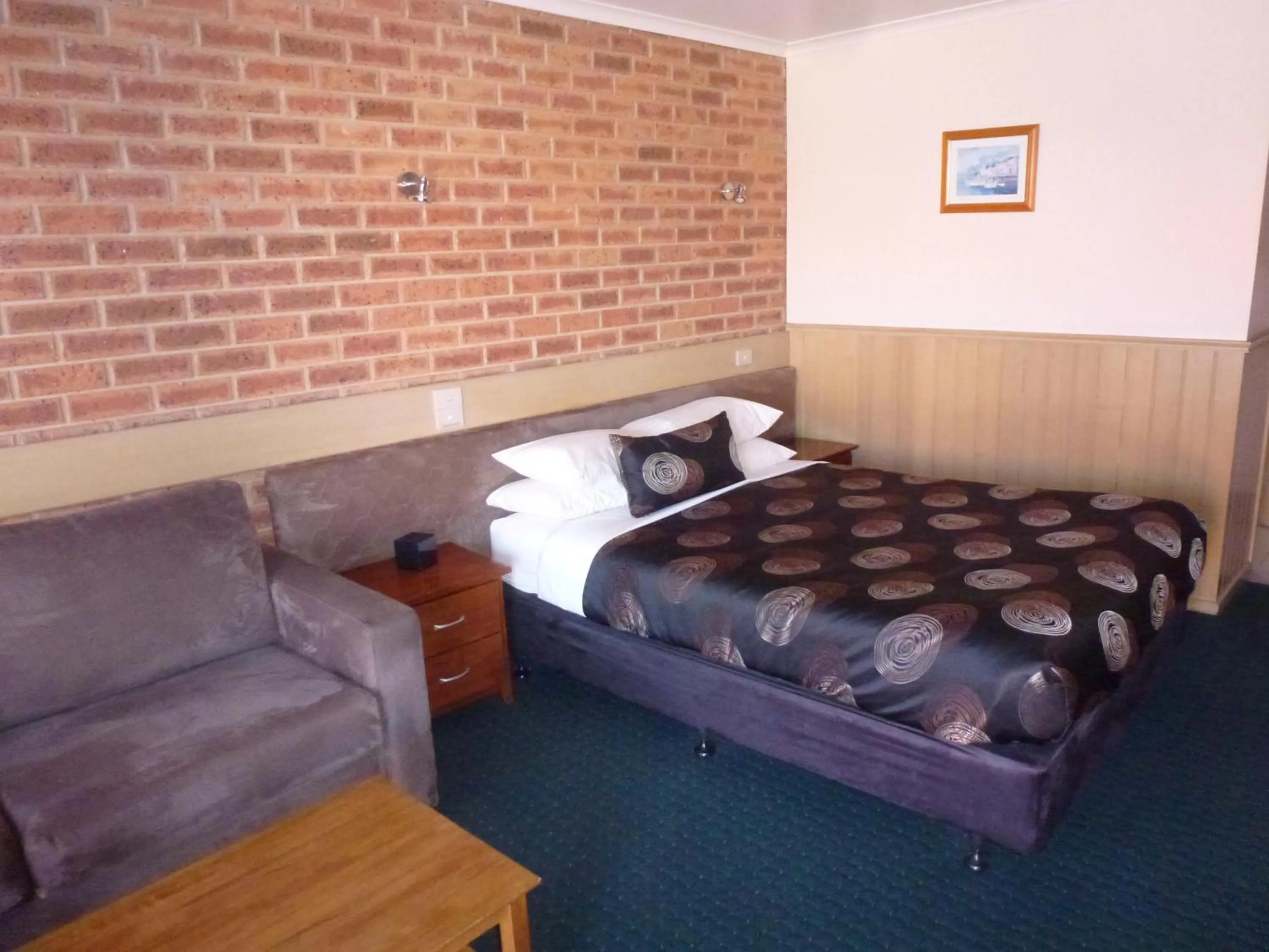 Bed in Colonial Motor Inn Bairnsdale Golden Chain Property