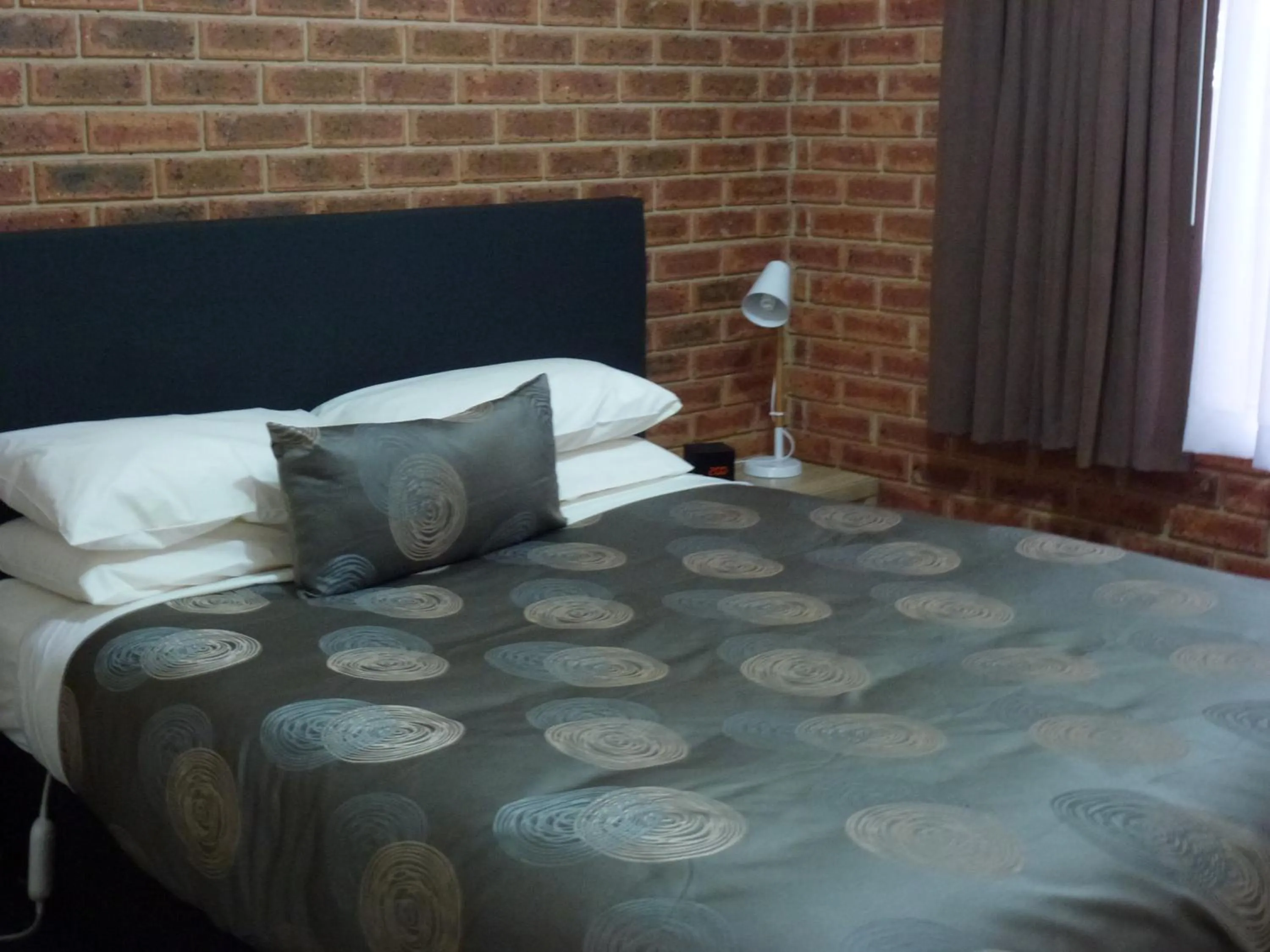 Bed in Colonial Motor Inn Bairnsdale Golden Chain Property