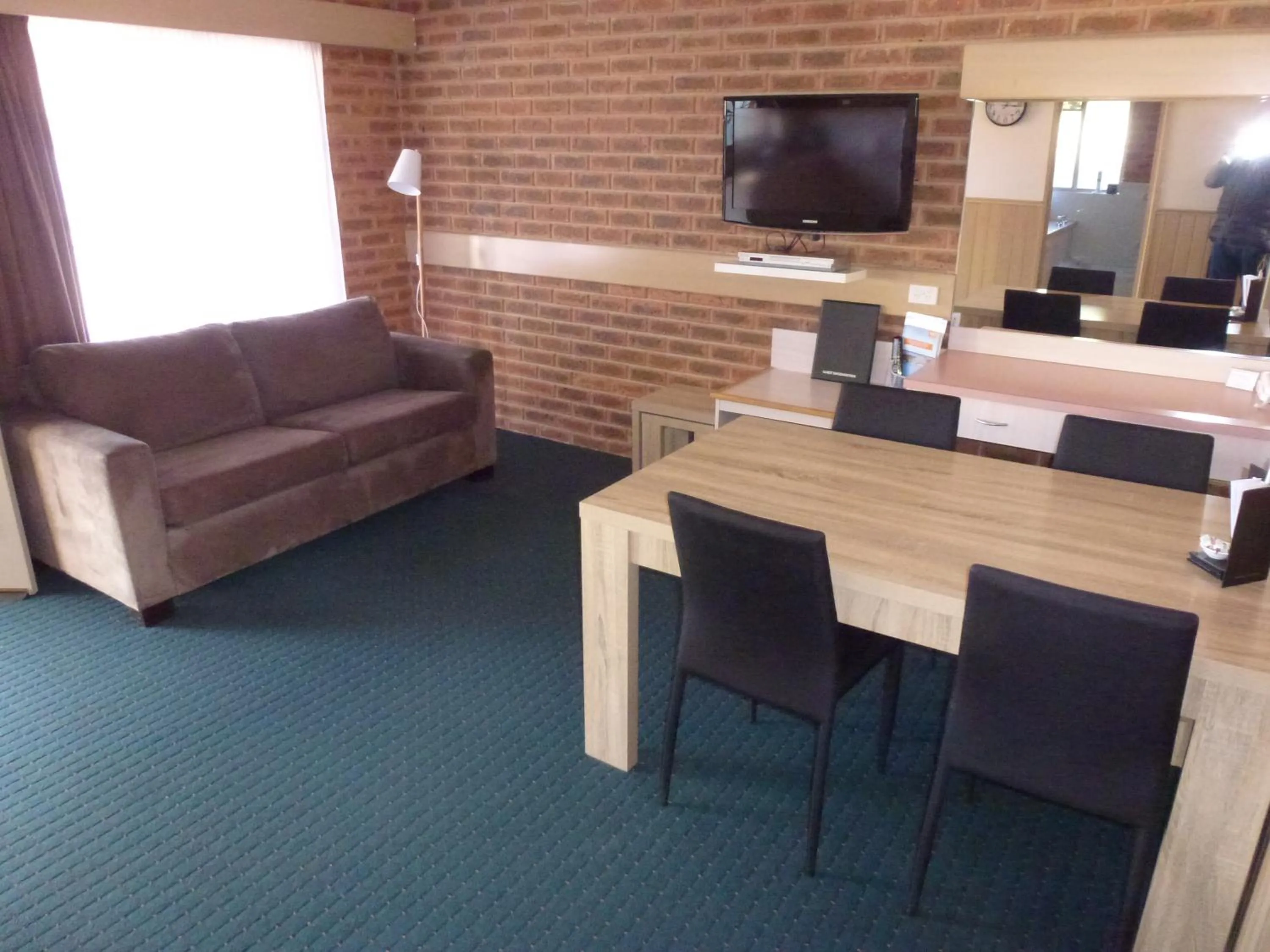 TV and multimedia in Colonial Motor Inn Bairnsdale Golden Chain Property