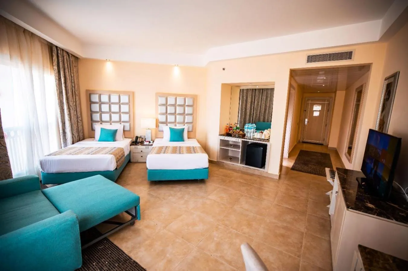 Bedroom, Bed in Tropitel Sahl Hasheesh