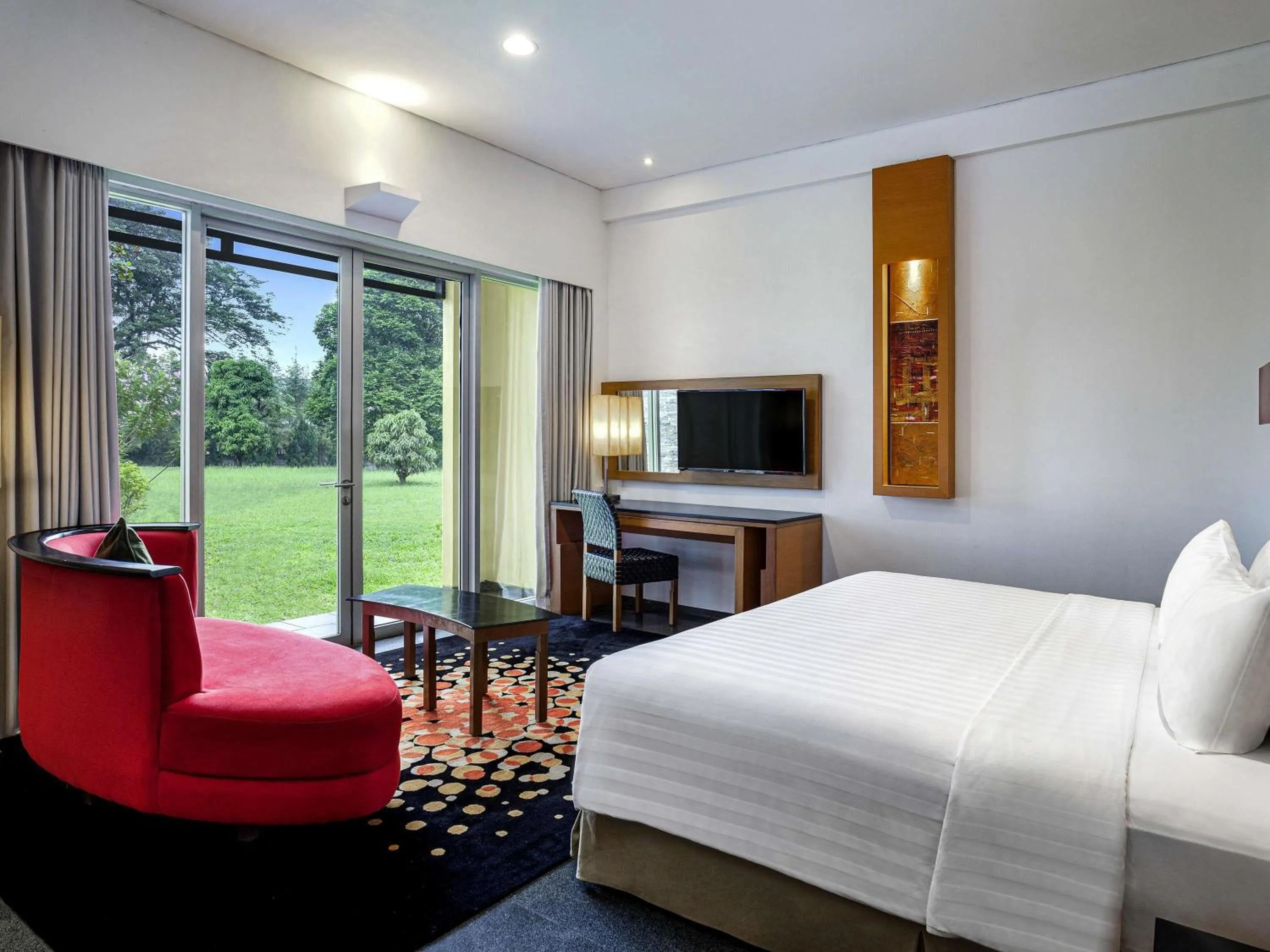 Bedroom, Bed in Novotel Palembang