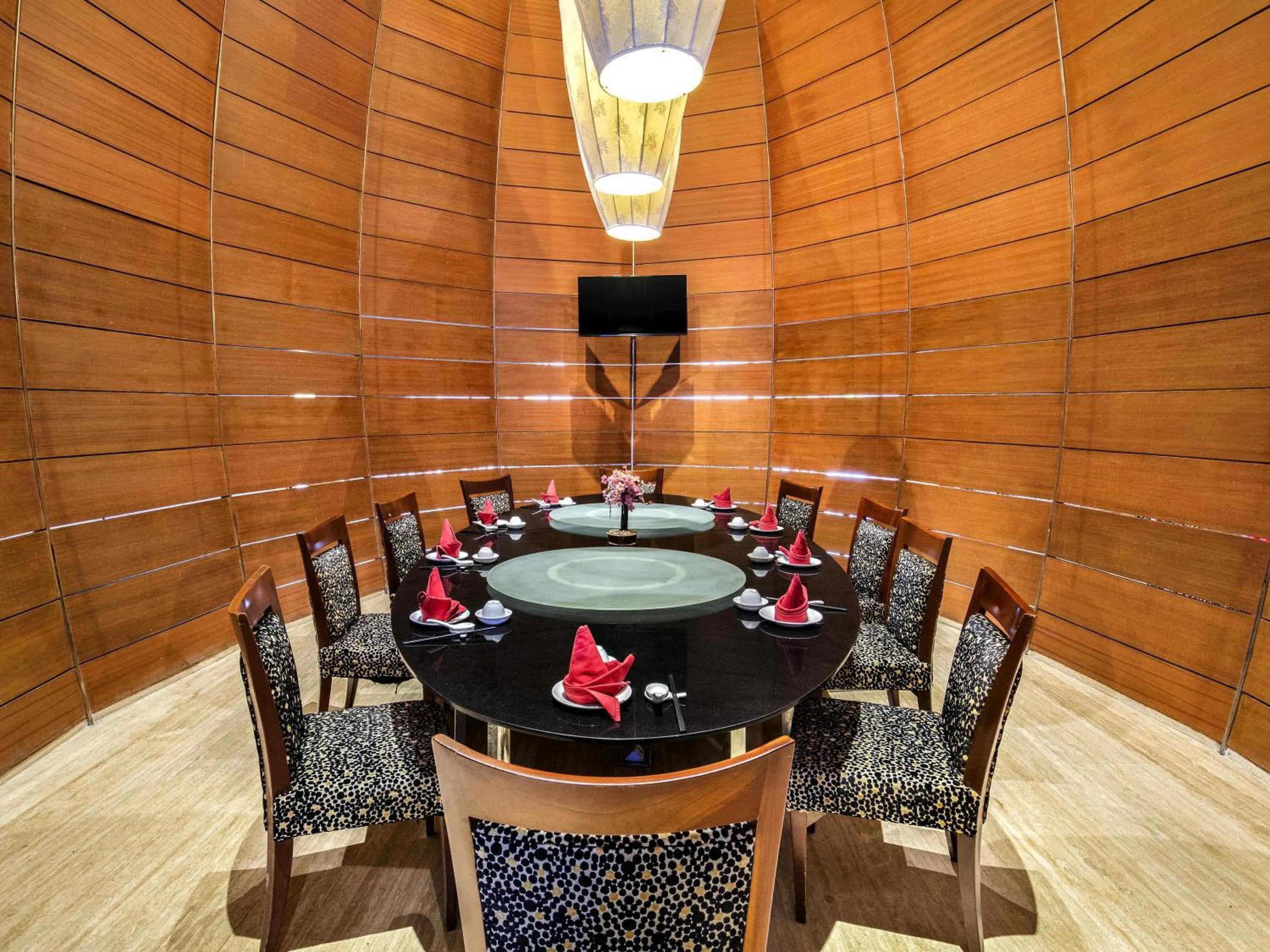 Restaurant/places to eat in Novotel Palembang