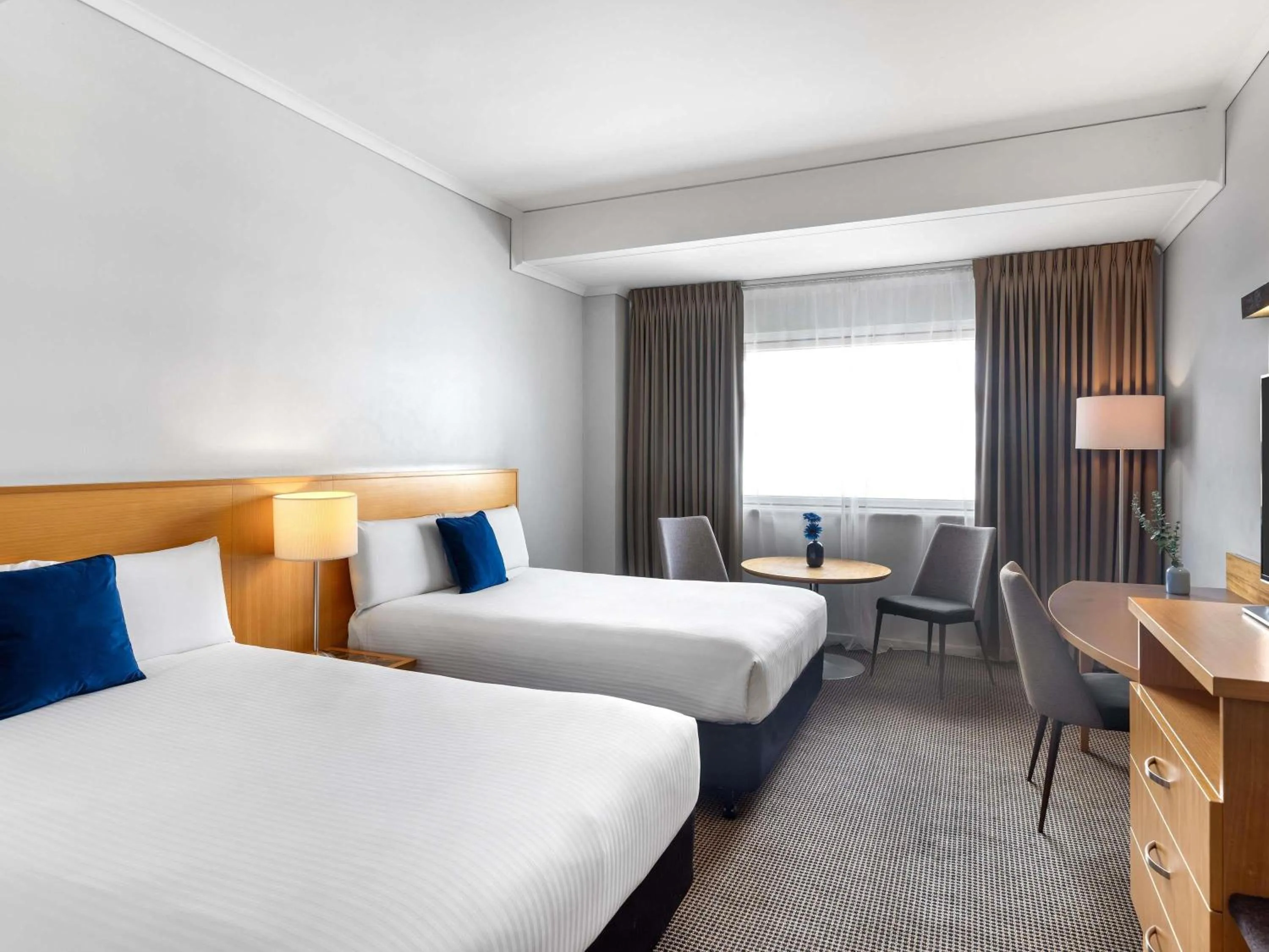 Property building, Bed in Novotel Perth Langley