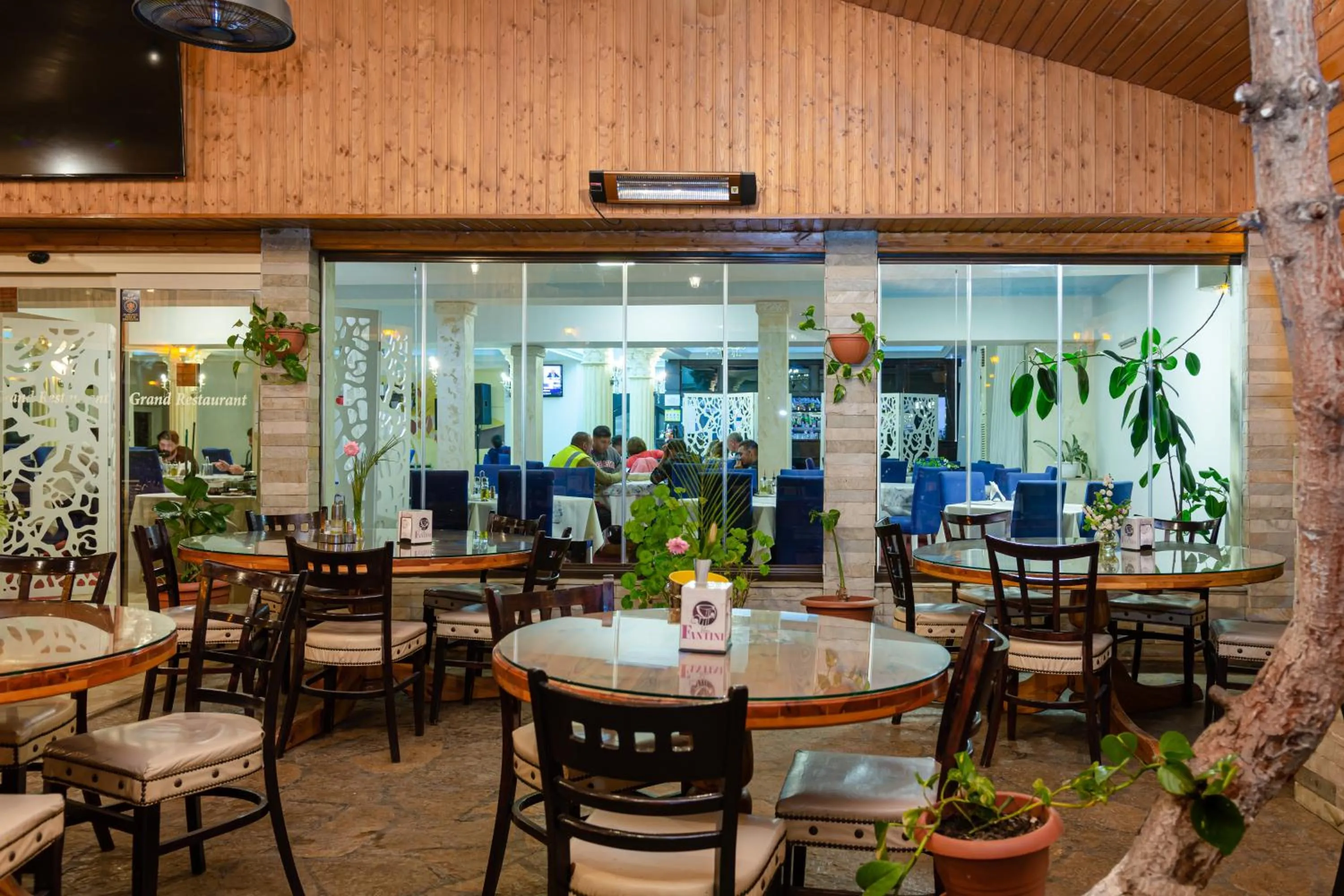 Restaurant/places to eat in Hotel Grand