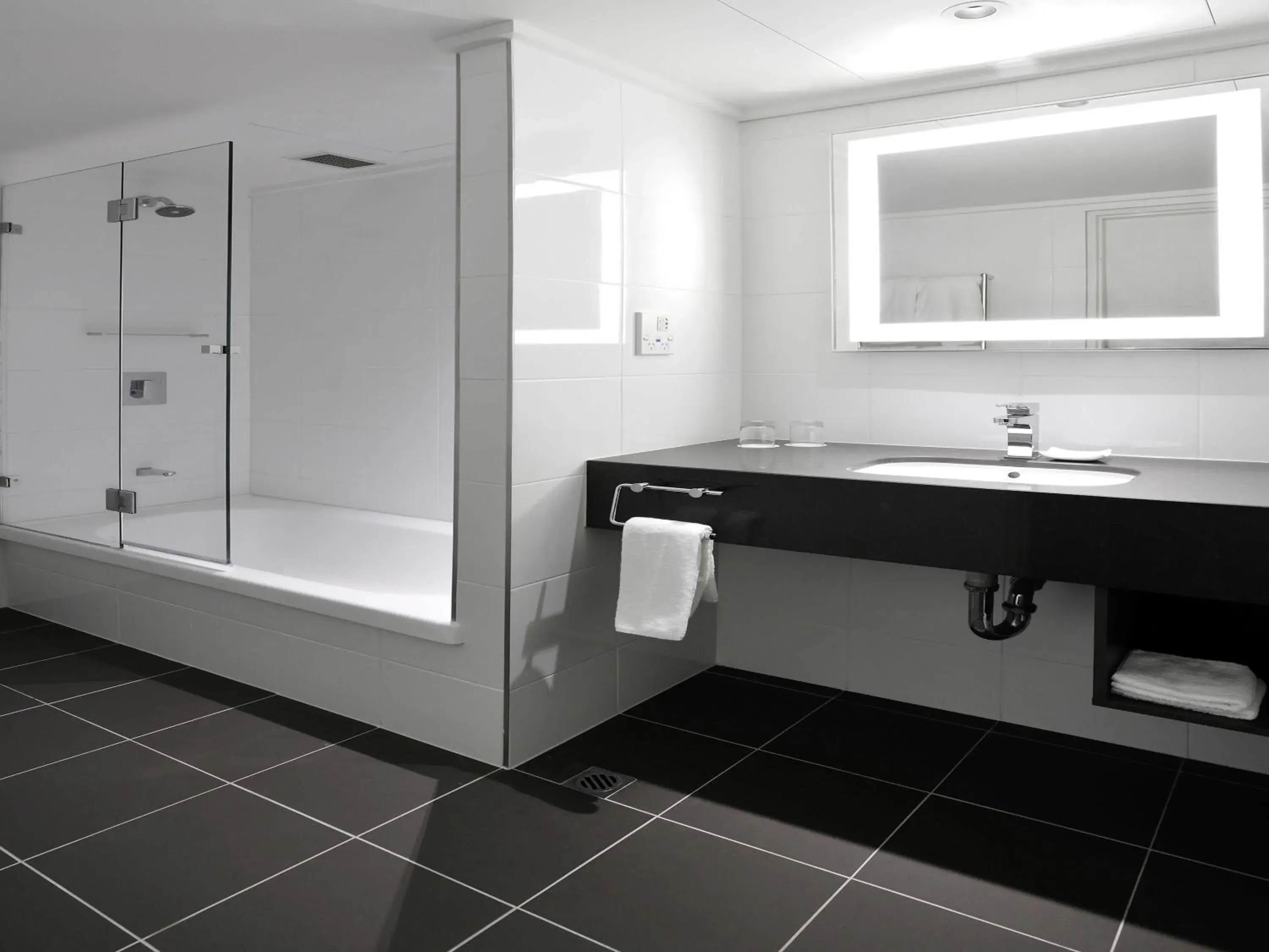 Deluxe Room with Two Double Beds in Novotel Melbourne On Collins Deluxe Room with Two Double Beds in Novotel Melbourne On Collins