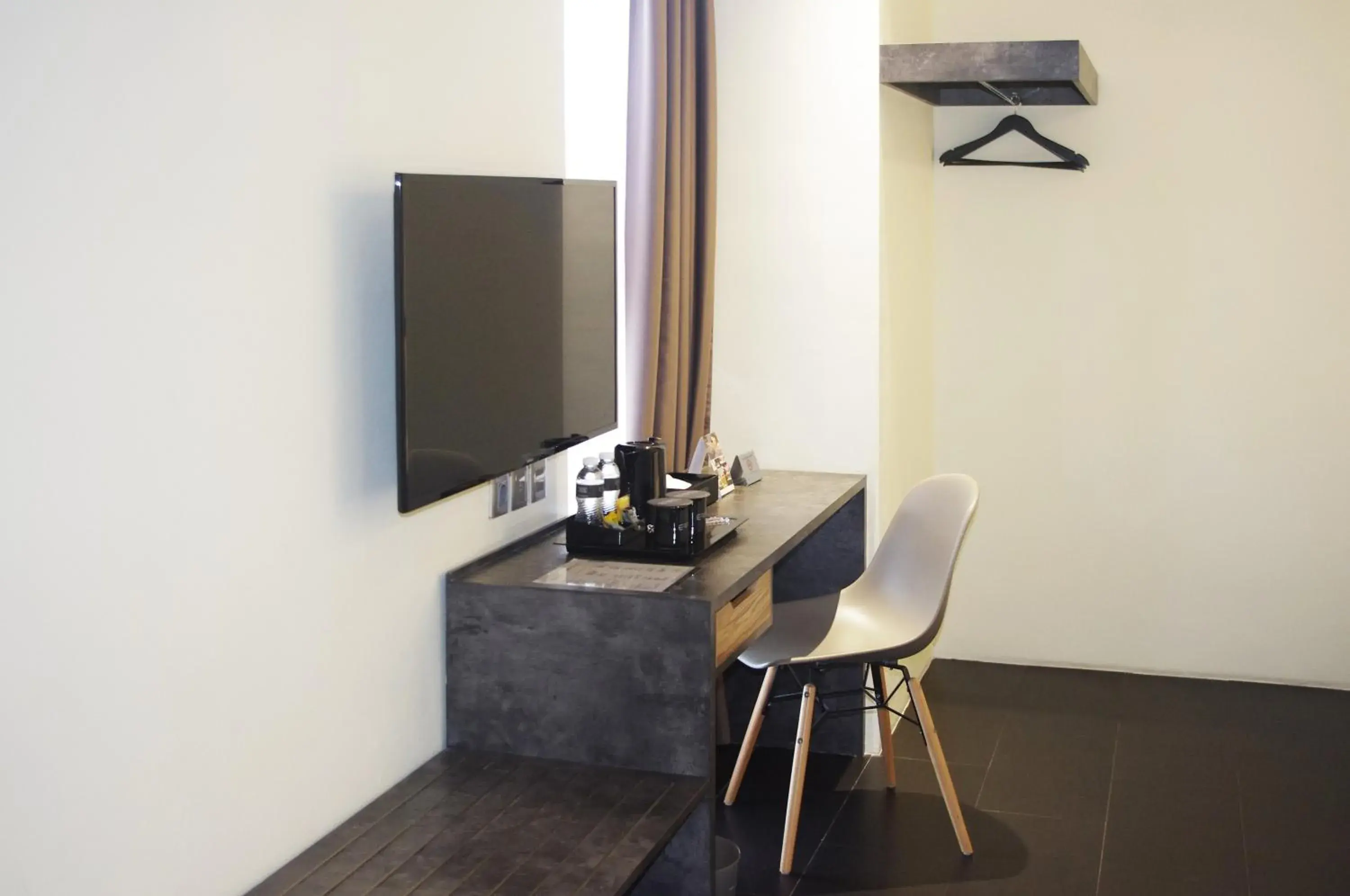 TV/Entertainment Center in Erian Hotel