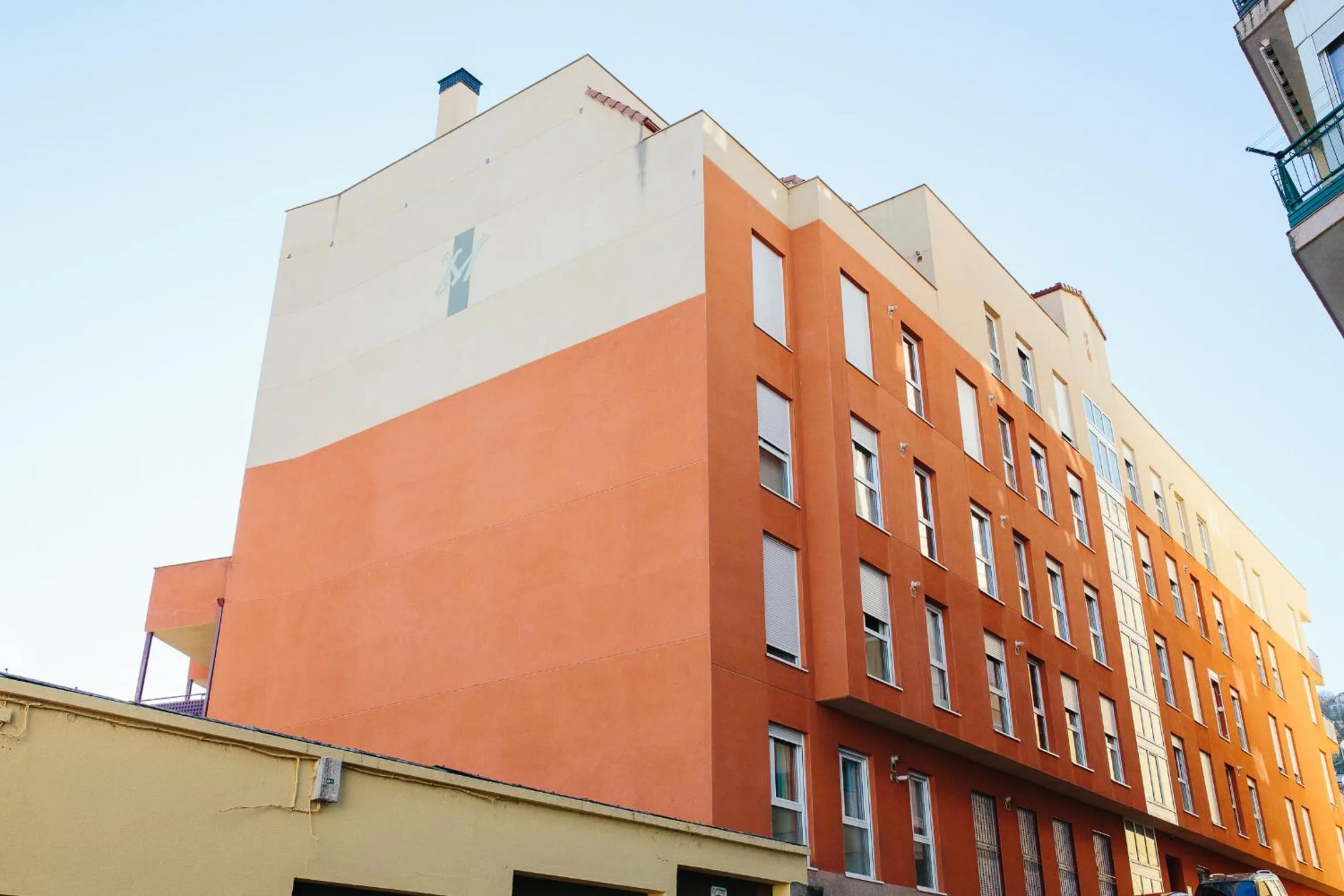 Facade/entrance in Aticos La Aliseda by Valdesierra
