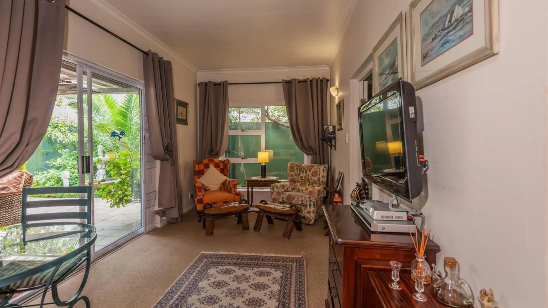 Living room in Brown Jug Guest House