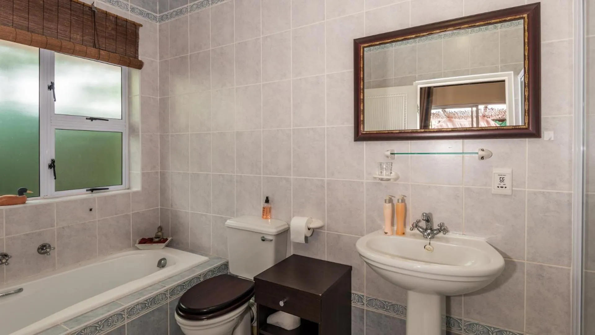 Bathroom in Brown Jug Guest House