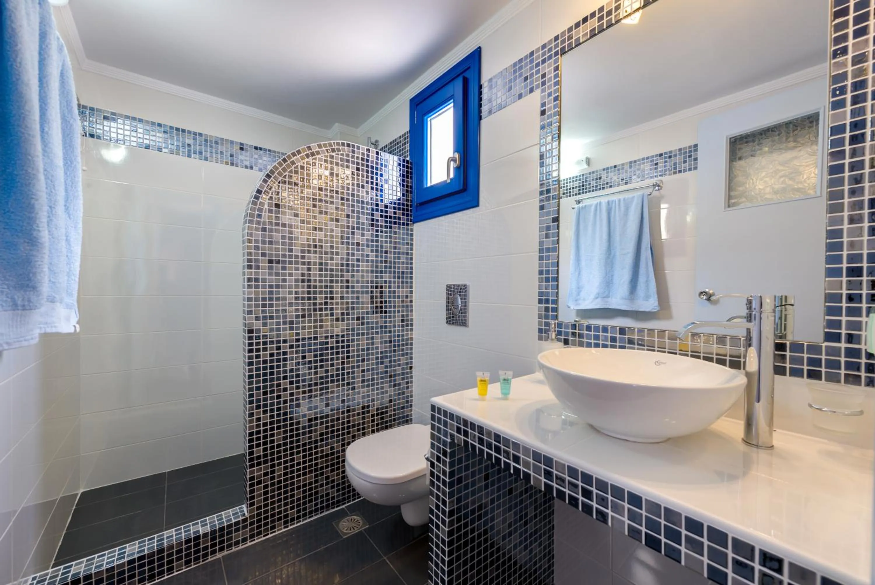 Bathroom in Akis Hotel