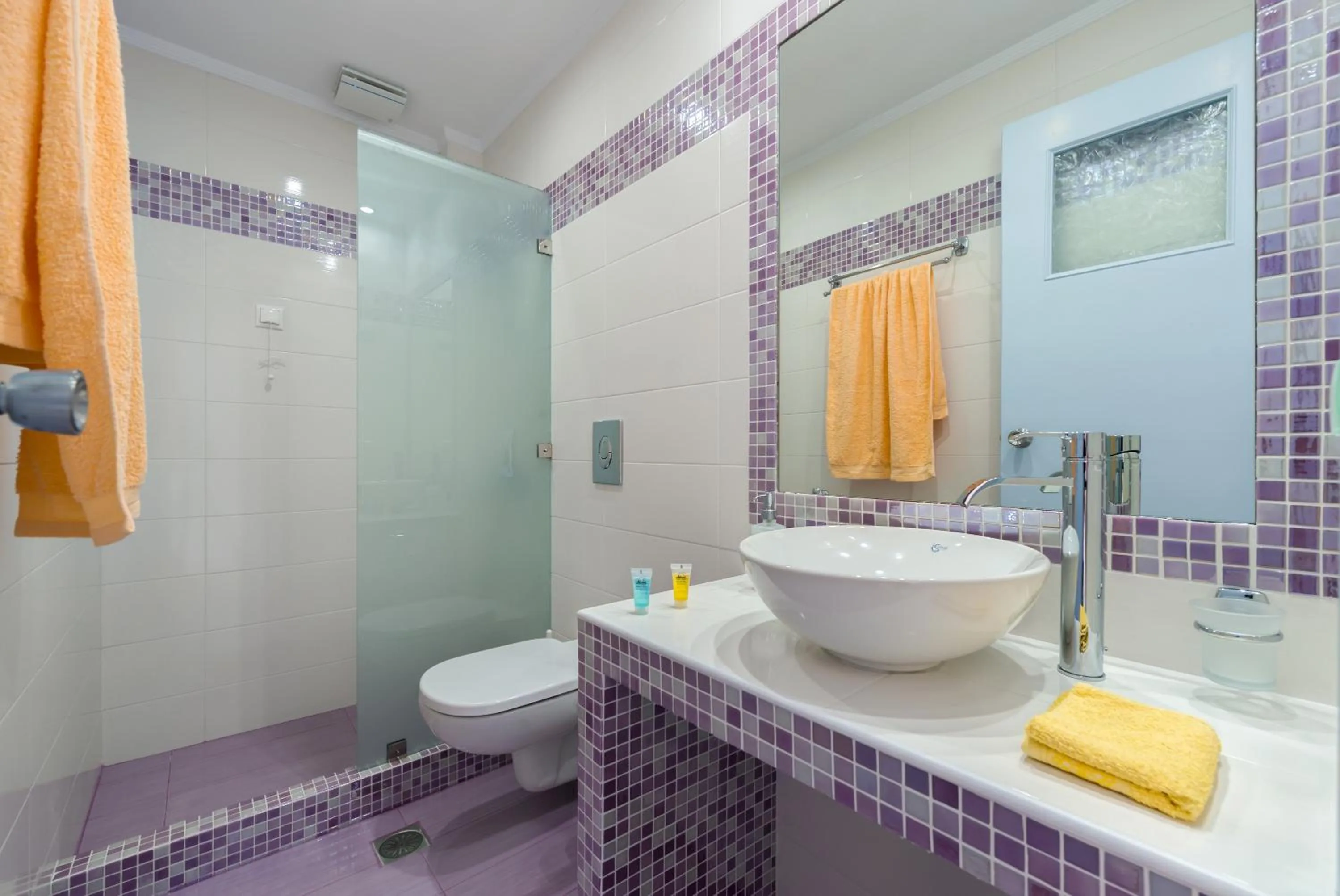 Bathroom in Akis Hotel