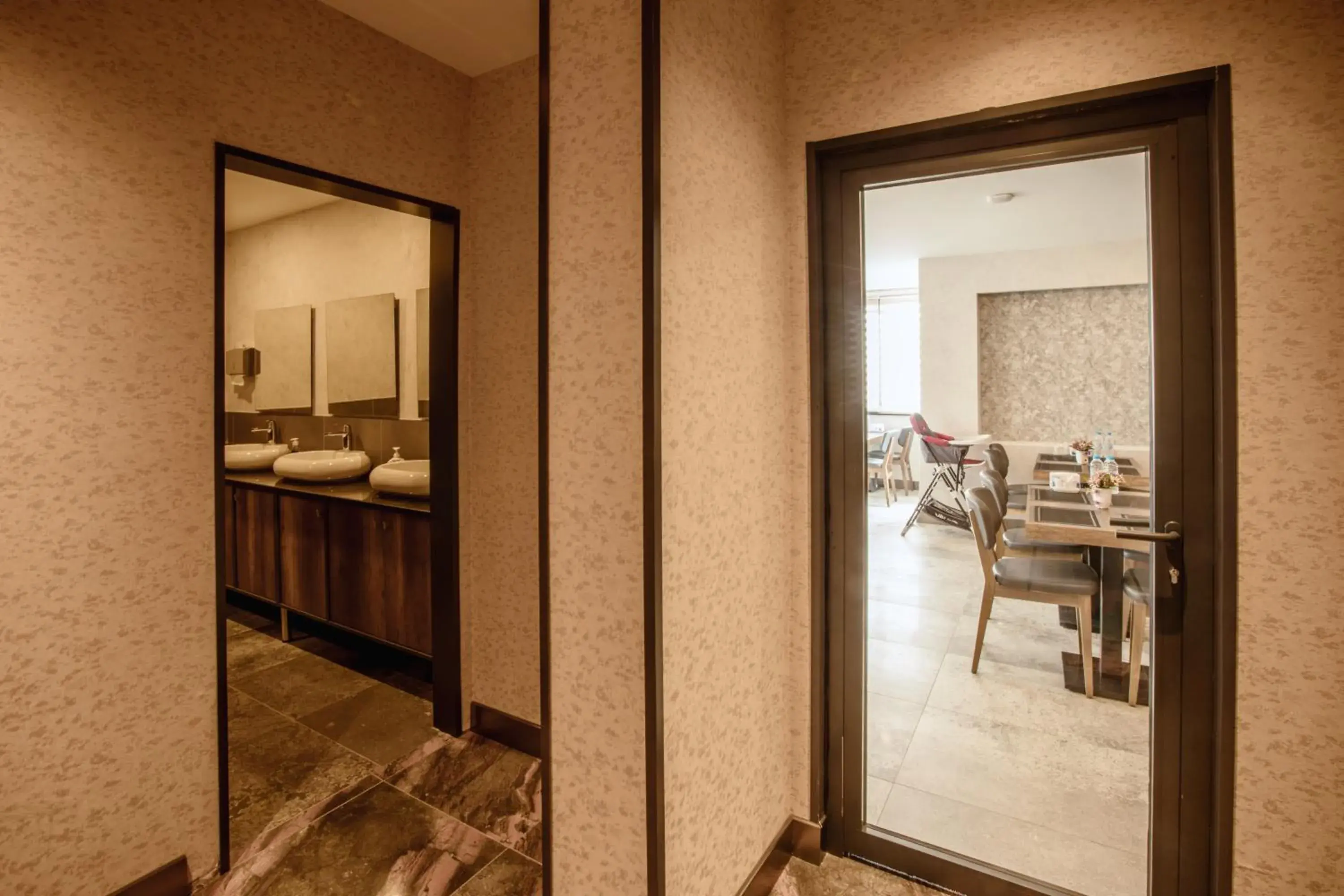 Restaurant/places to eat in Life Point Hotel Restaurant/places to eat in Life Point Hotel