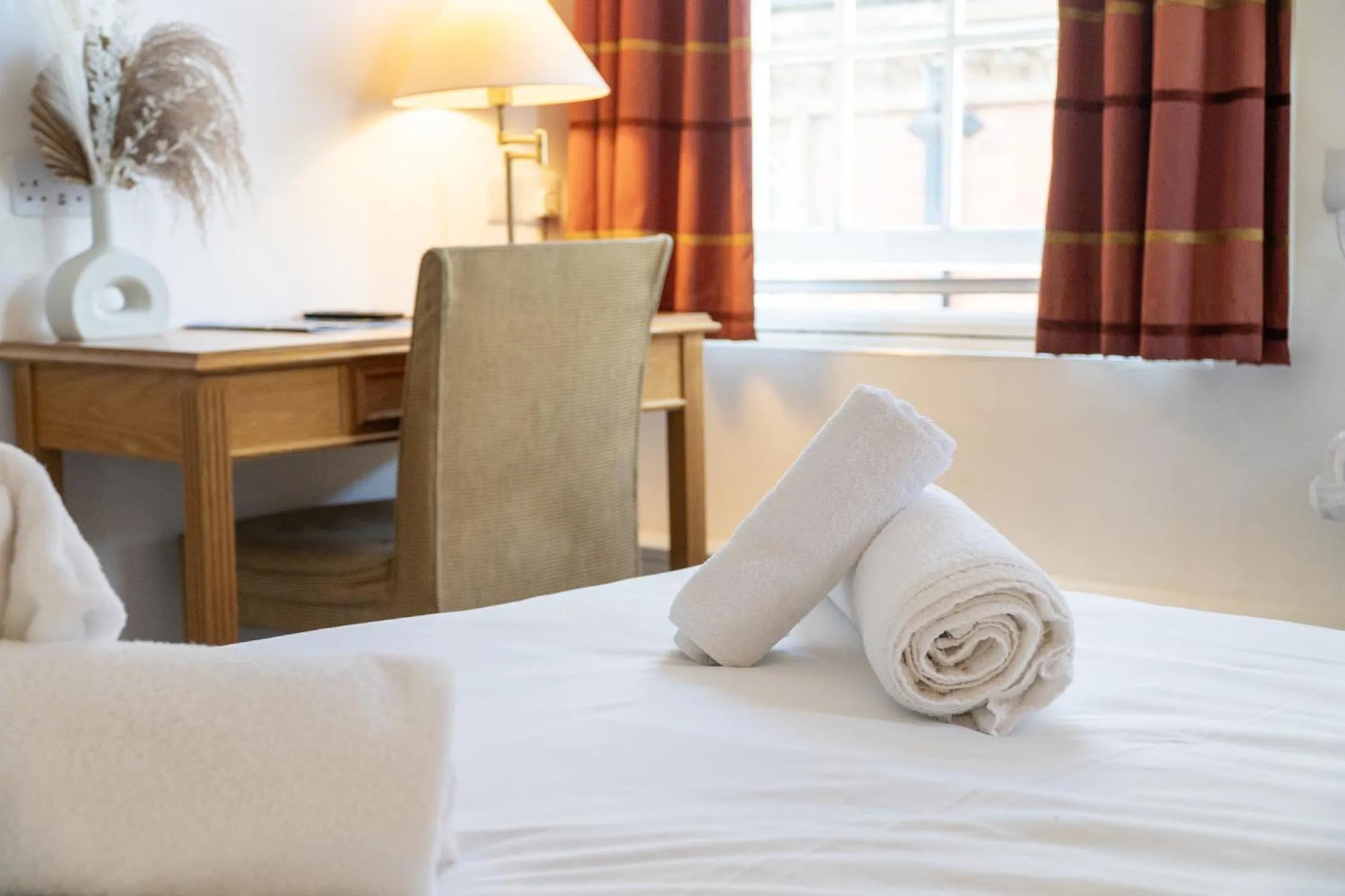 Bedroom, Bed in The Red Lion Hotel