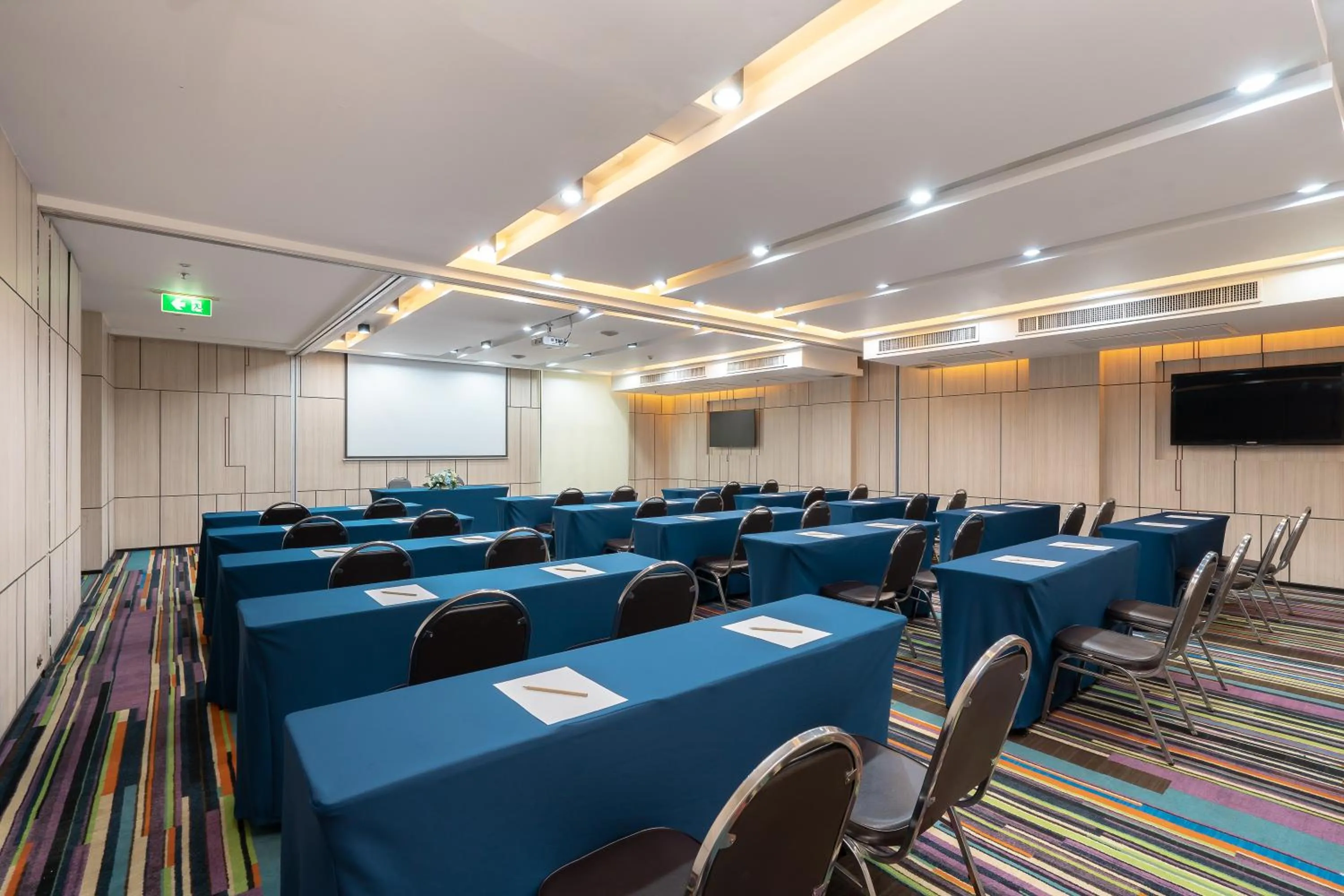 Meeting/conference room in VIC 3 Bangkok Hotel
