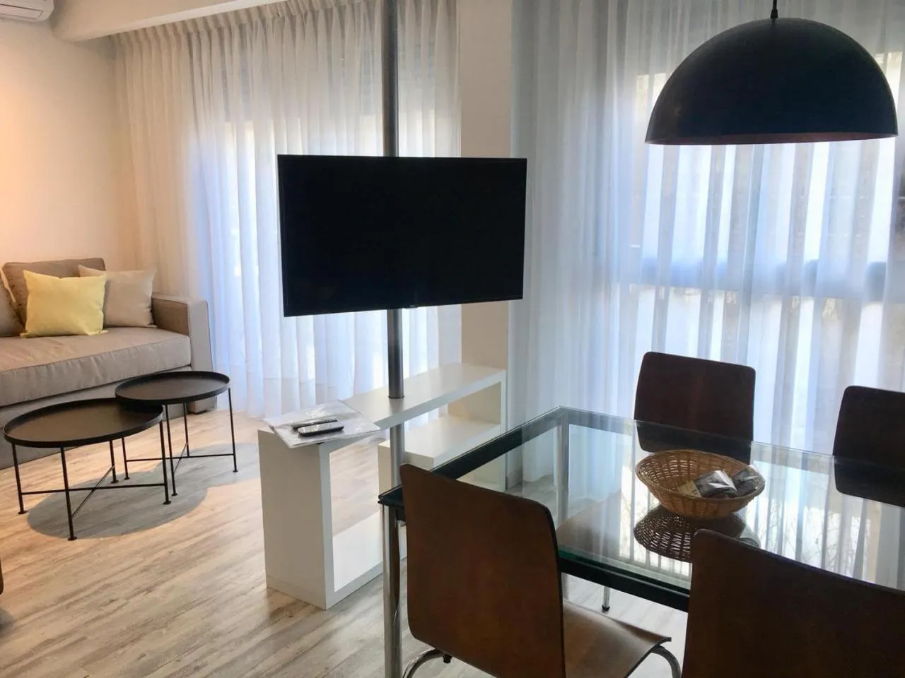 Communal lounge/ TV room in Color Botánico