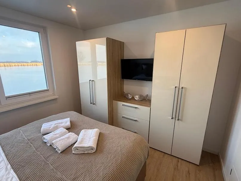 wardrobe, Bed in Schwimmende Häuser im BALTIC SEA RESORT