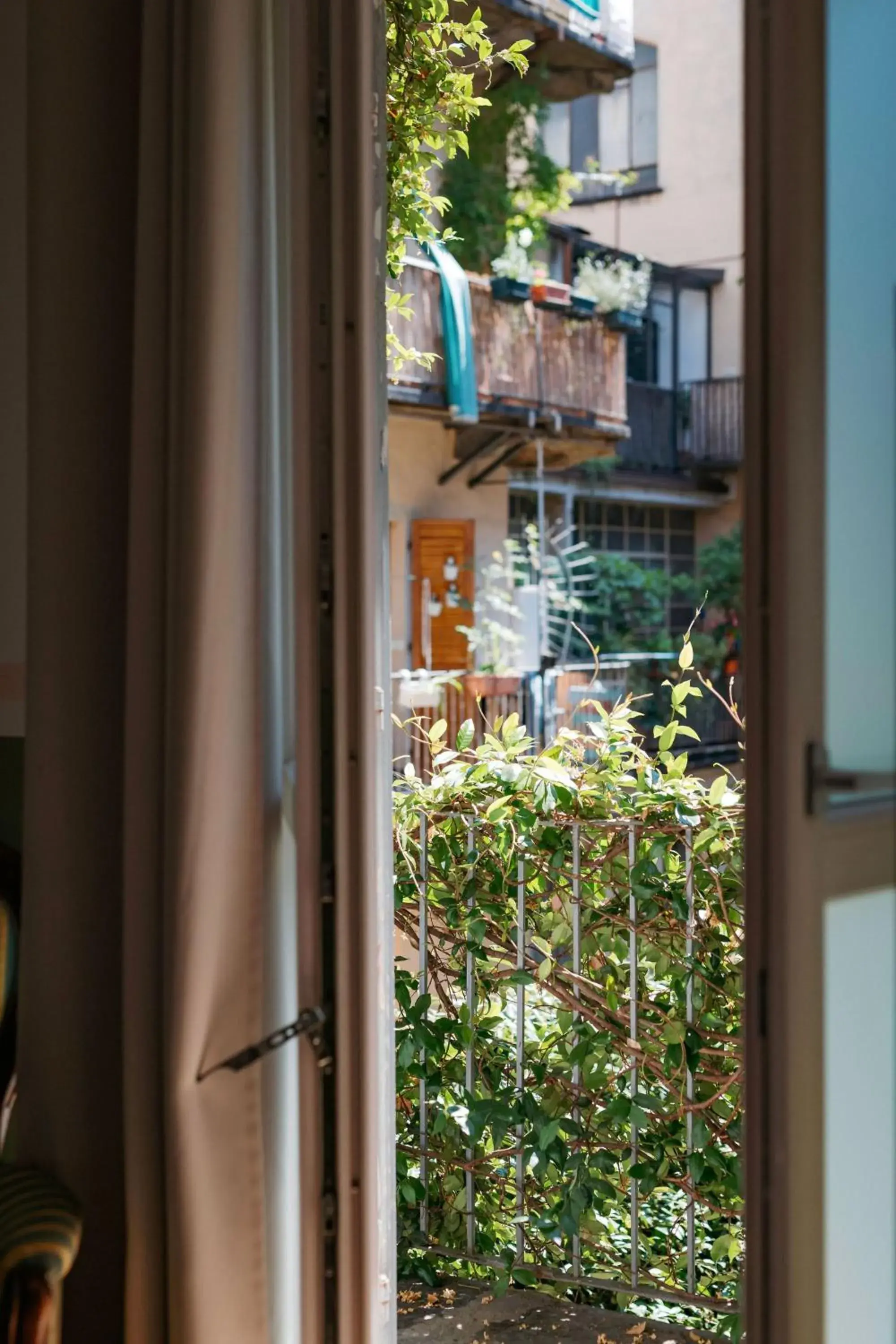 Property building in Tomato Urban Retreat Property building in Tomato Urban Retreat