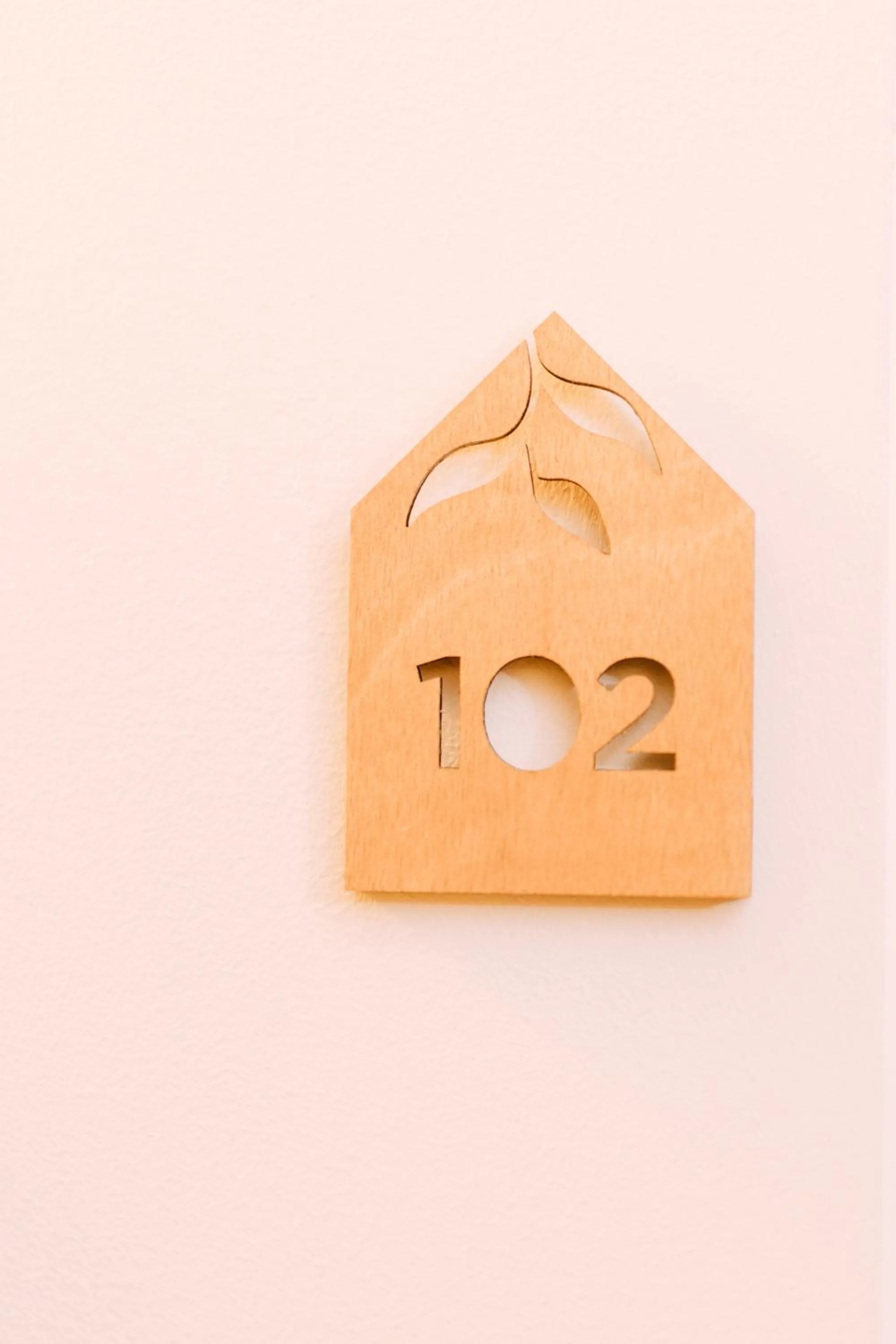 Logo/Certificate/Sign in Tomato Urban Retreat