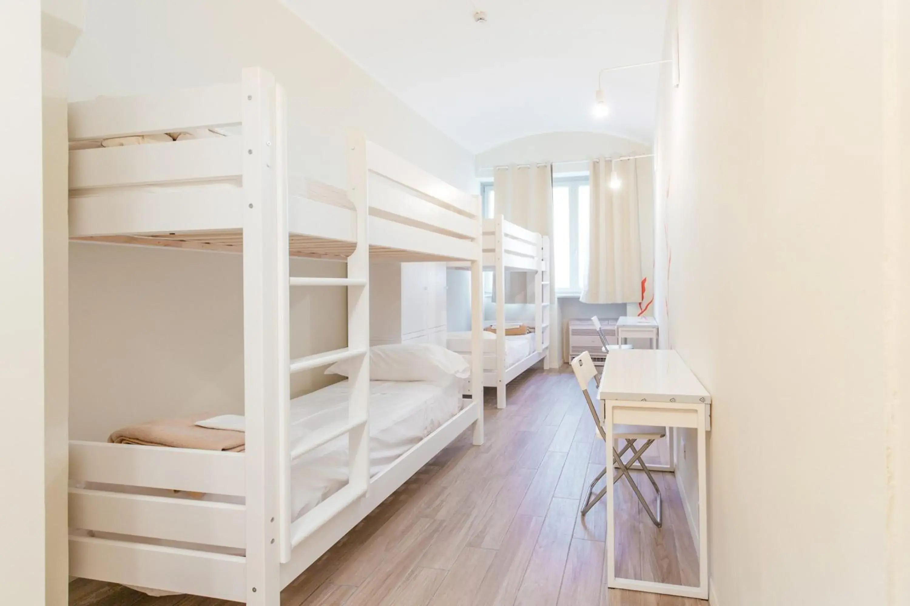 4-Bed Mixed Dormitory Room in Tomato Urban Retreat 4-Bed Mixed Dormitory Room in Tomato Urban Retreat