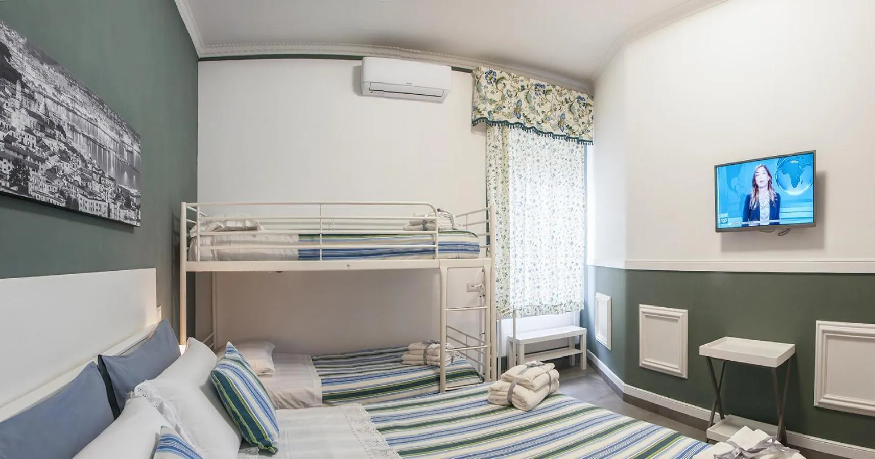 Photo of the whole room, Bed in La Terrazza ai Miracoli