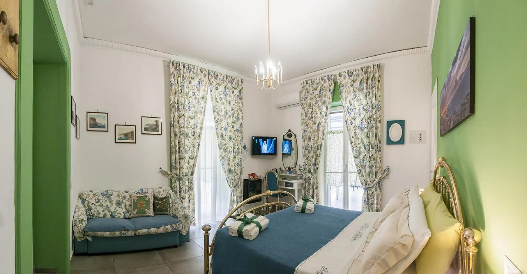 Photo of the whole room, Bed in La Terrazza ai Miracoli