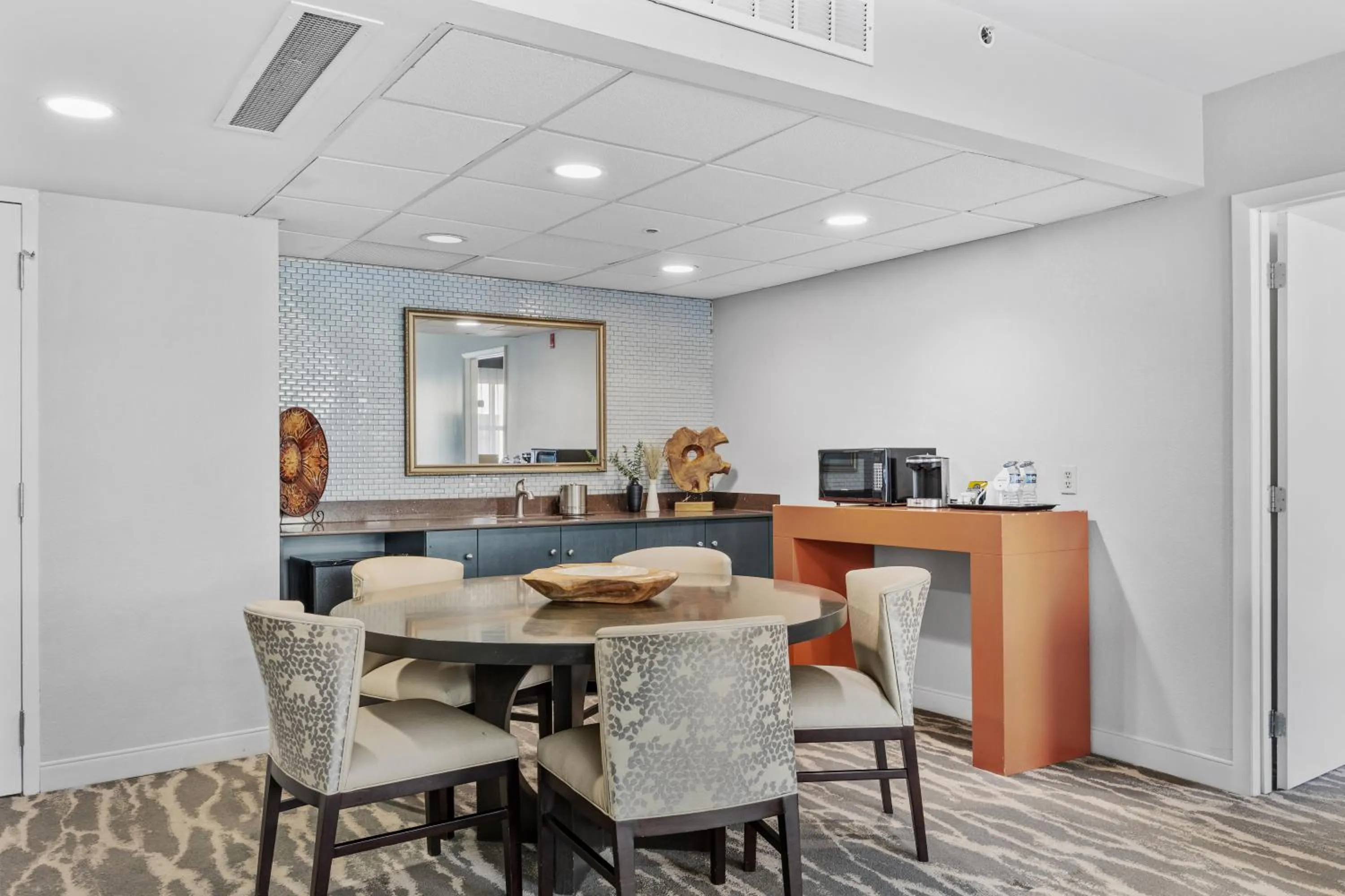 Seating area in DoubleTree Suites by Hilton Hotel Huntsville South