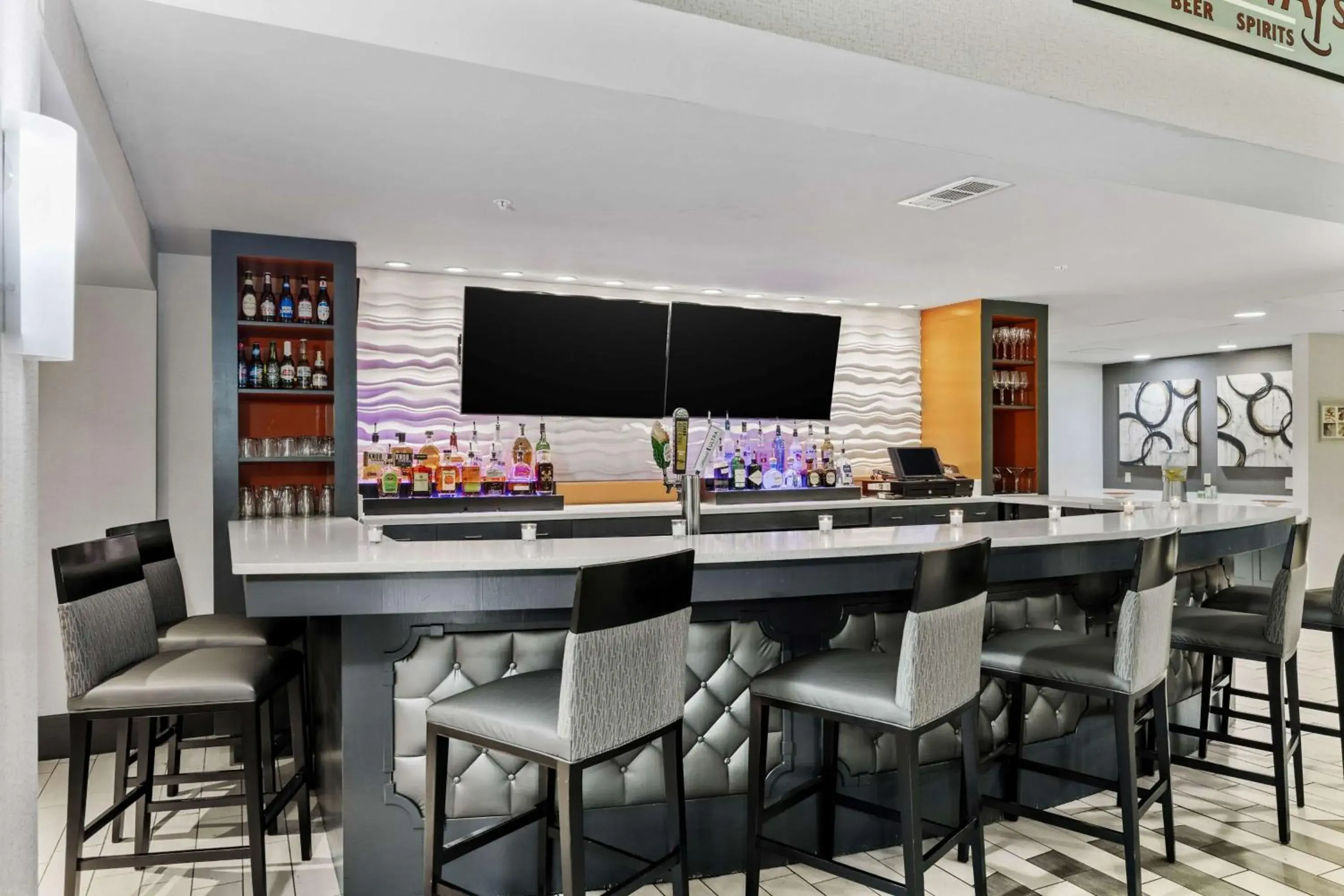 Lounge or bar in DoubleTree Suites by Hilton Hotel Huntsville South Lounge or bar in DoubleTree Suites by Hilton Hotel Huntsville South
