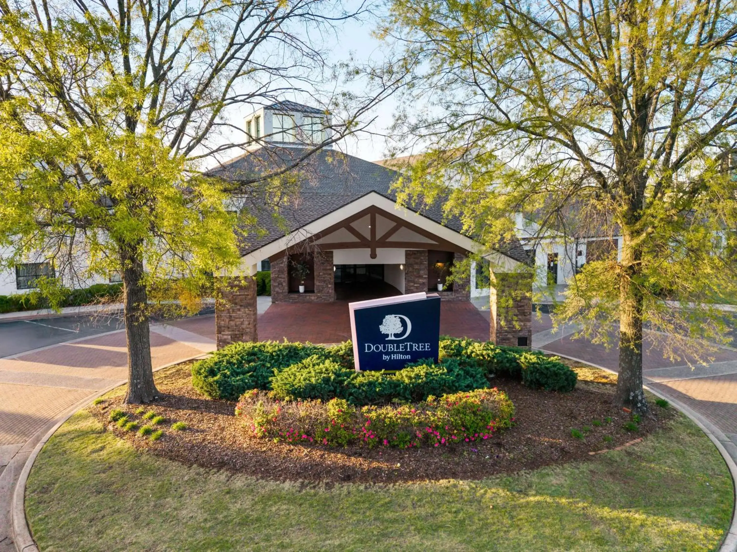 Property building in DoubleTree Suites by Hilton Hotel Huntsville South Property building in DoubleTree Suites by Hilton Hotel Huntsville South
