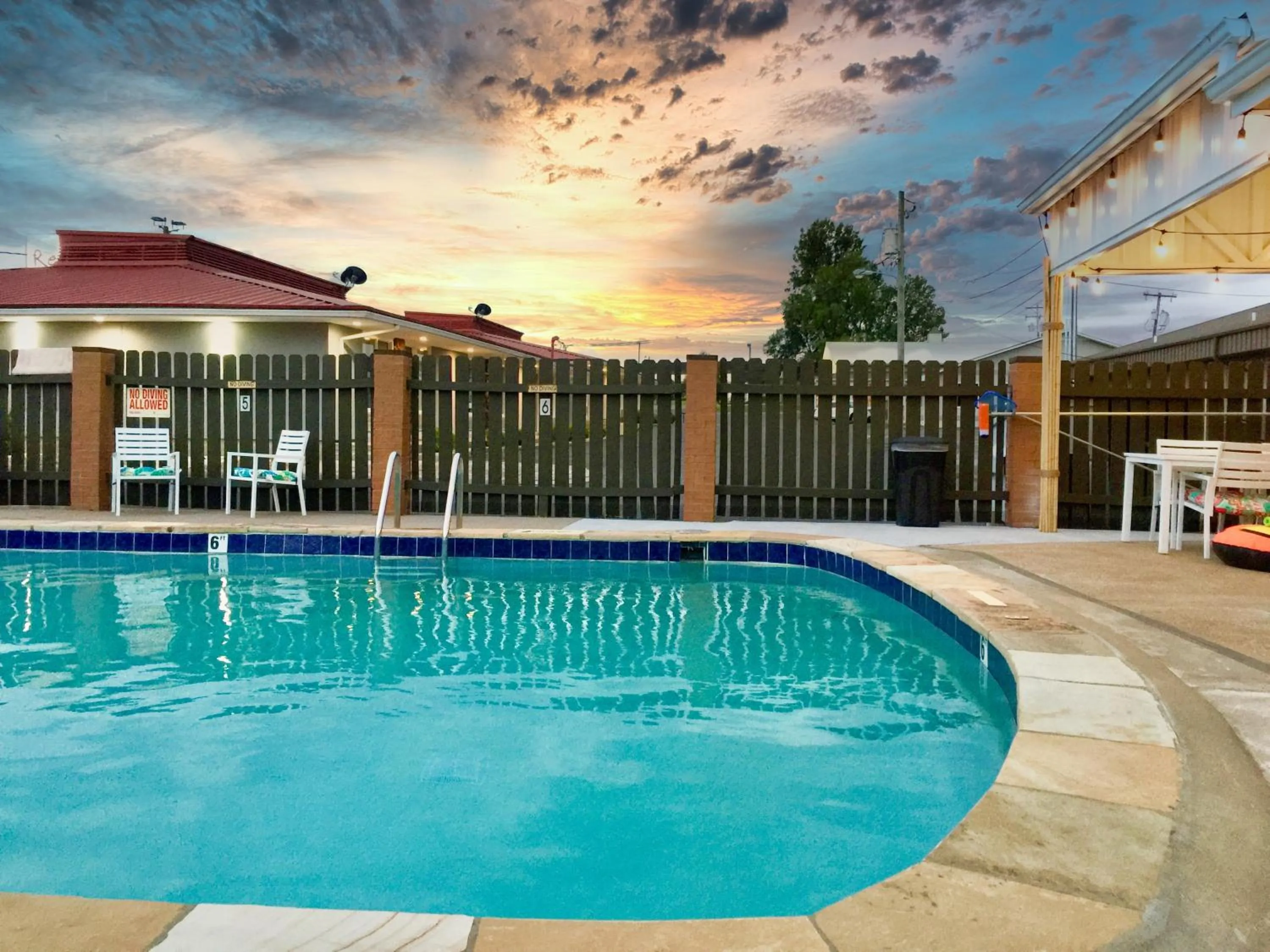 Swimming pool in Regency Inn of Eddyville Kuttawa