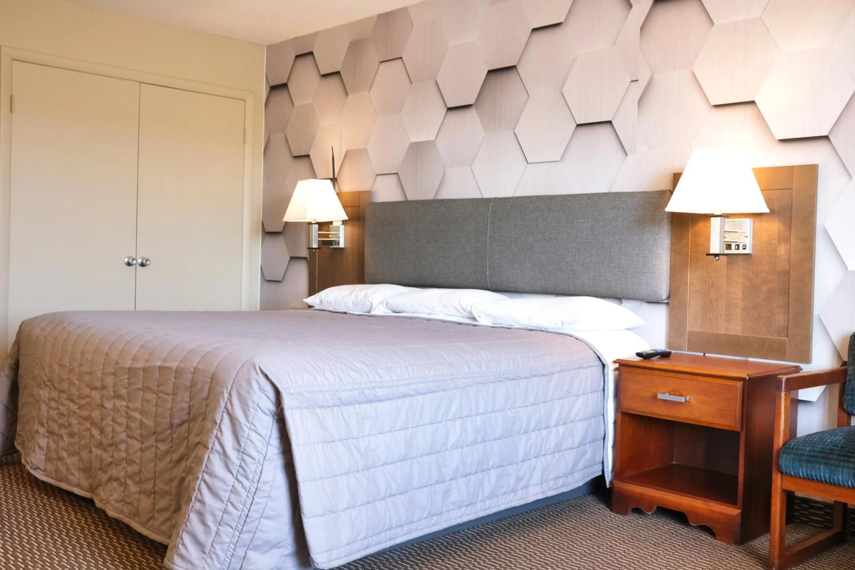 Bedroom, Bed in Regency Inn of Eddyville Kuttawa