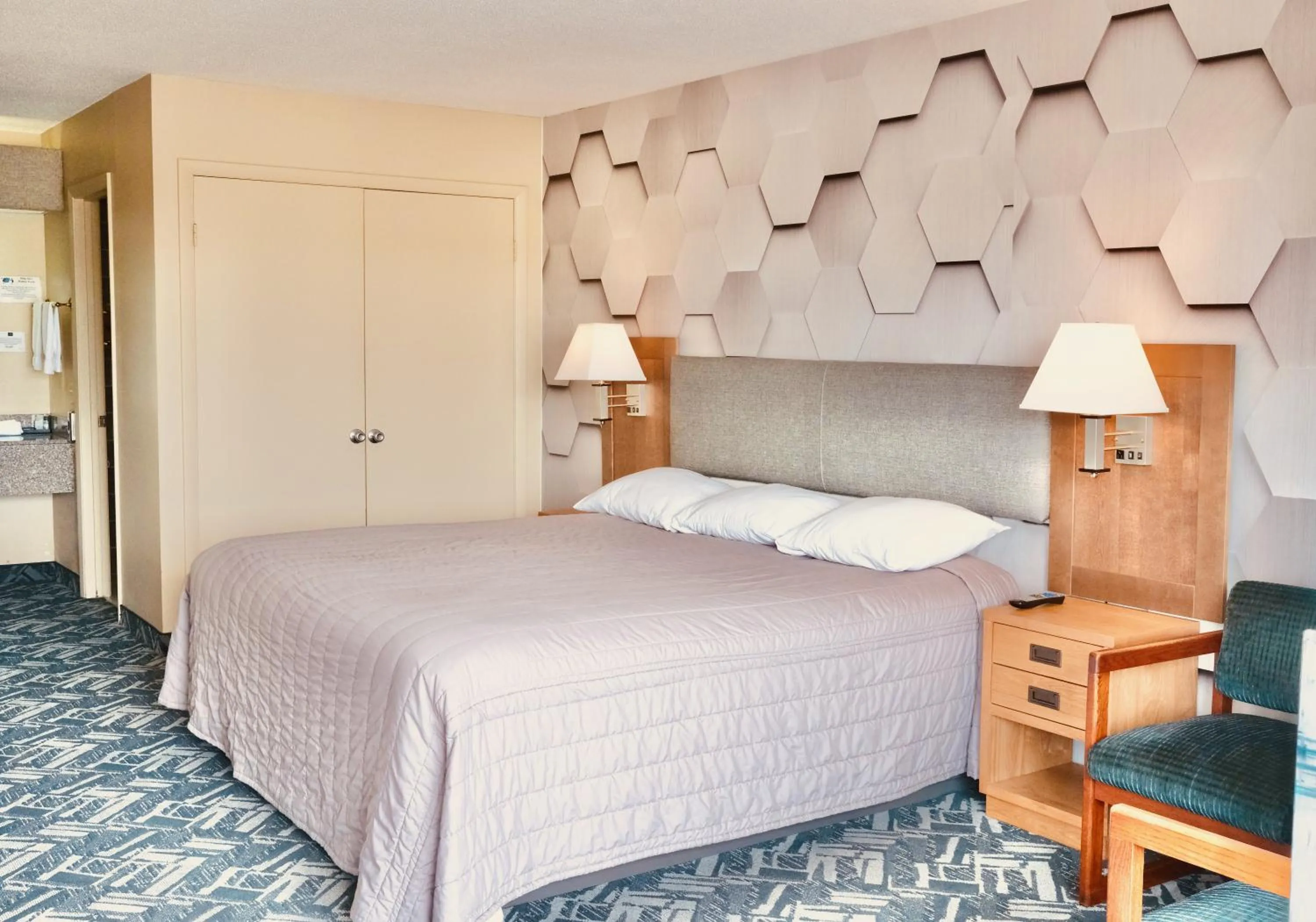 Bed in Regency Inn of Eddyville Kuttawa