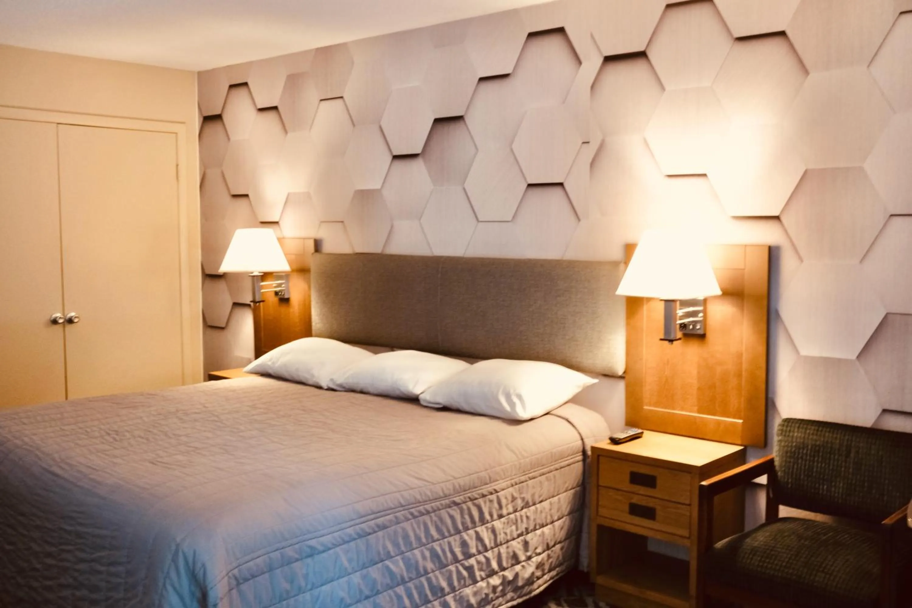 Bed in Regency Inn of Eddyville Kuttawa