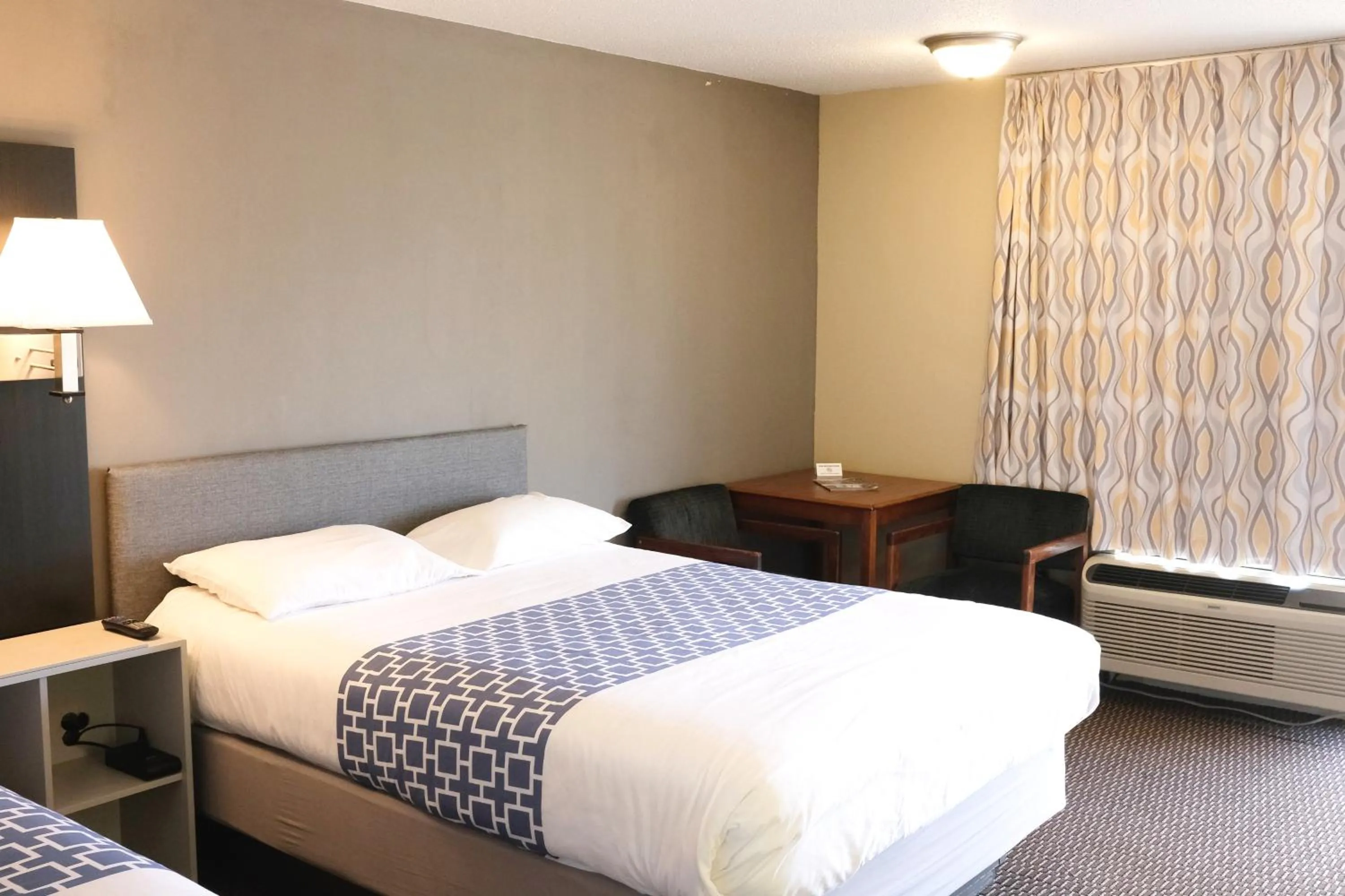 Bedroom, Bed in Regency Inn of Eddyville Kuttawa