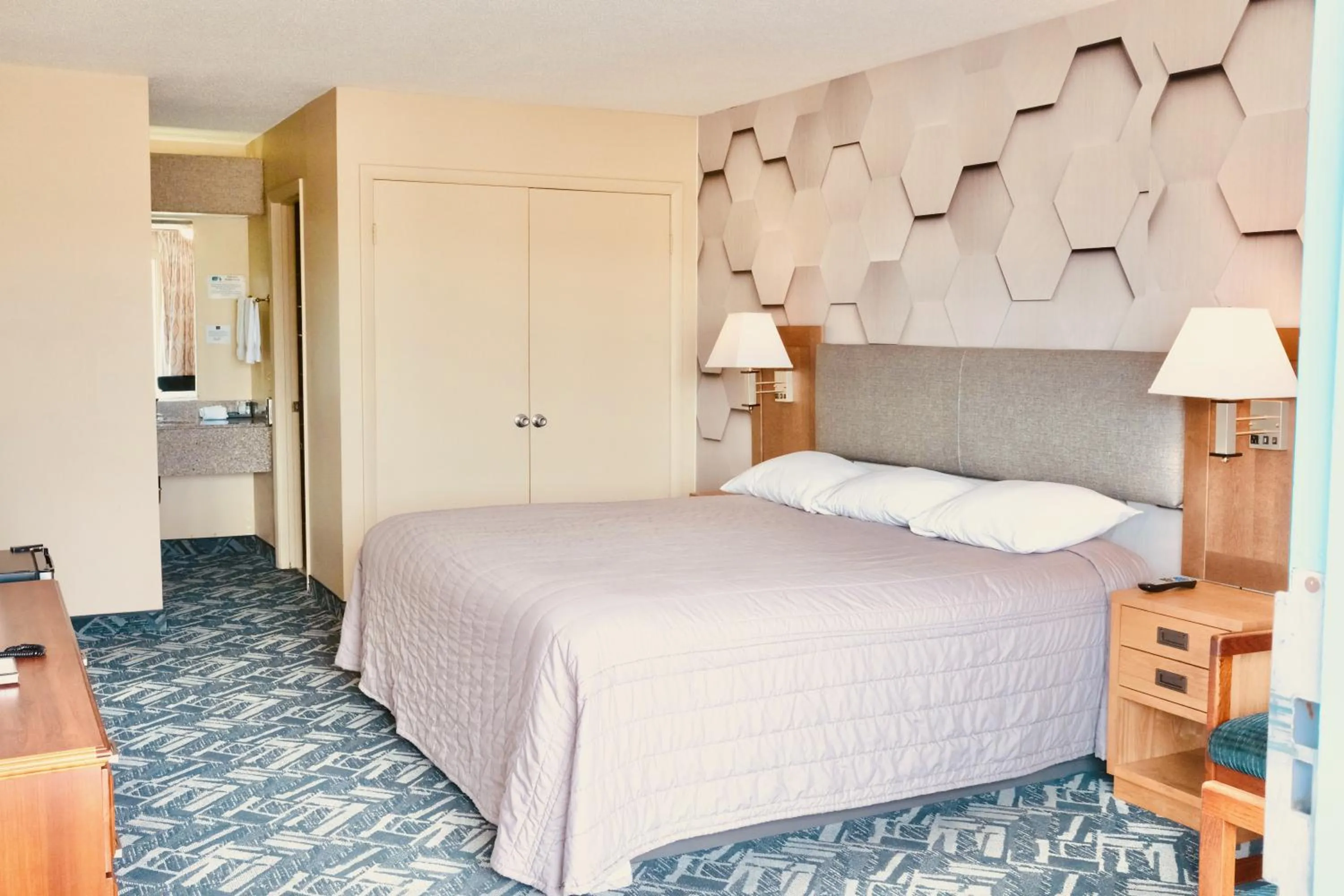 Bed in Regency Inn of Eddyville Kuttawa