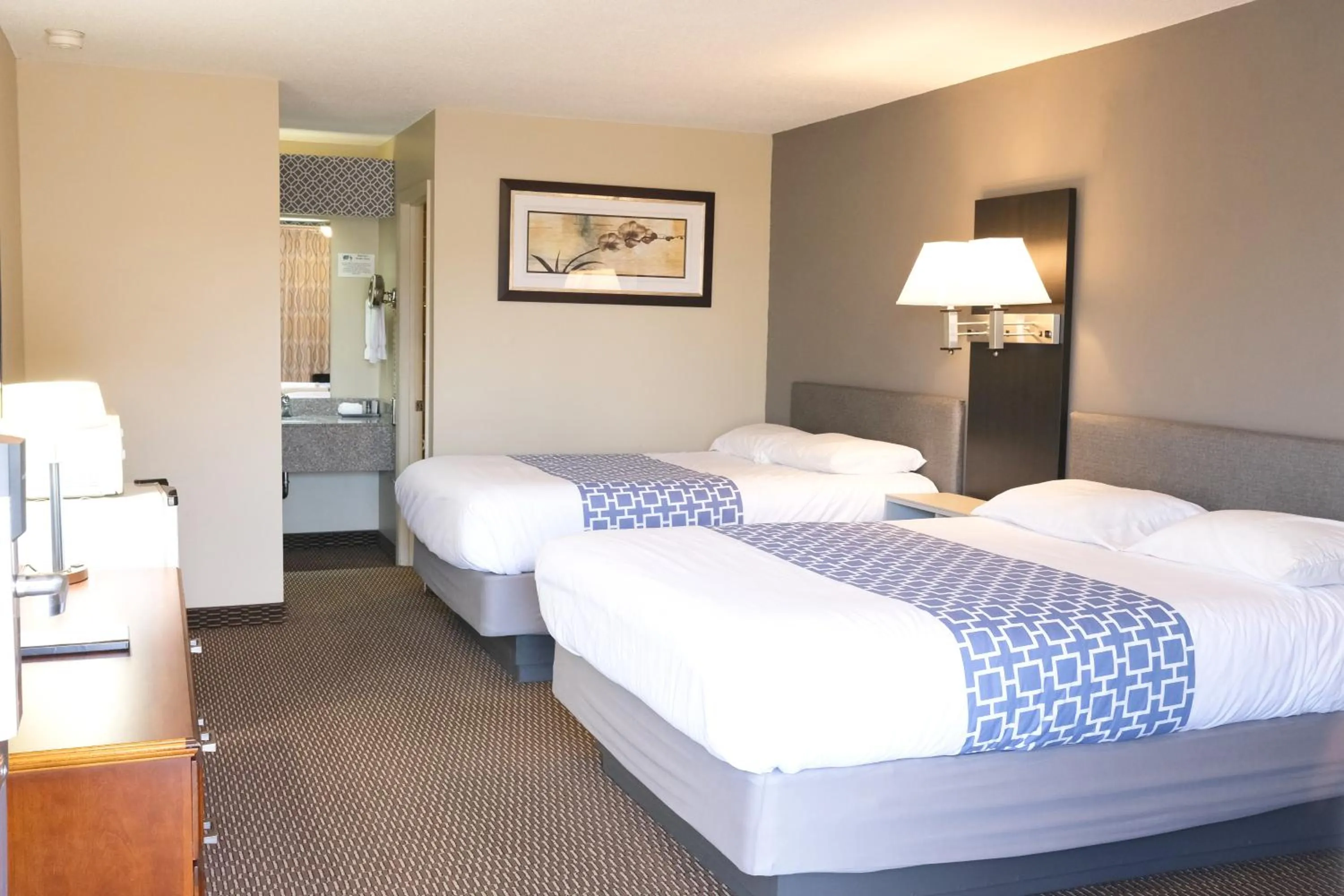 Bed in Regency Inn of Eddyville Kuttawa