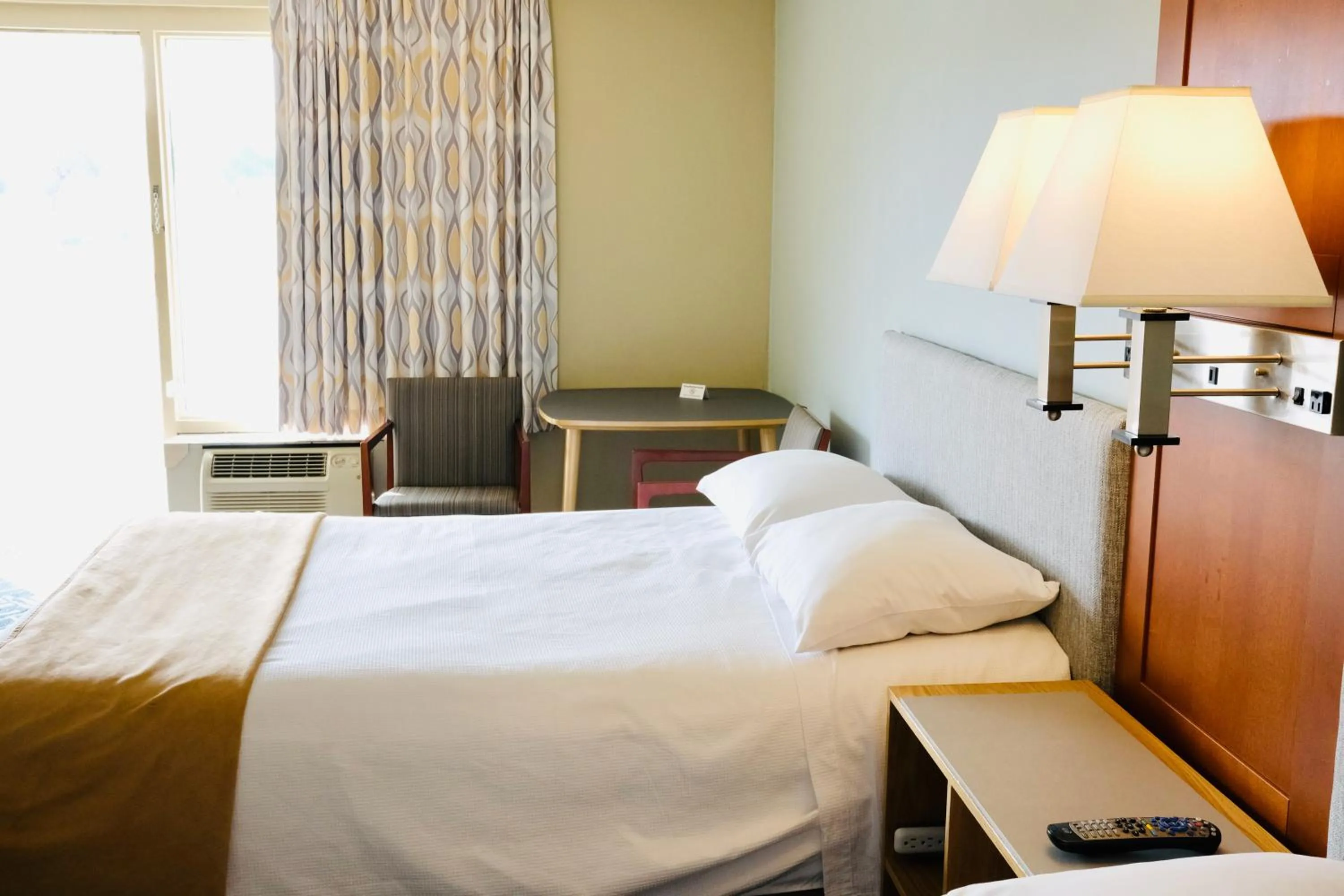 Bed in Regency Inn of Eddyville Kuttawa