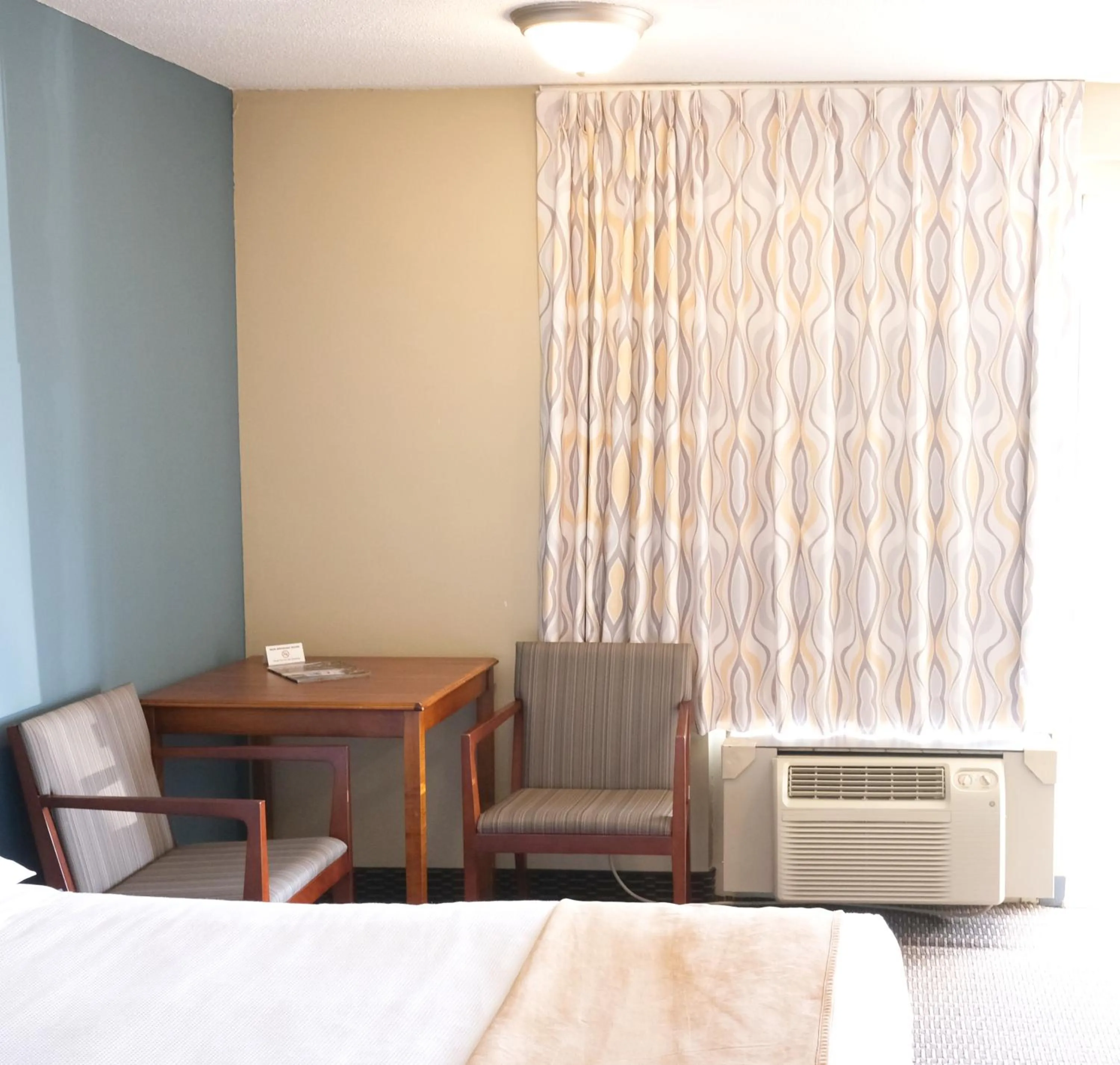 air conditioner, Bed in Regency Inn of Eddyville Kuttawa