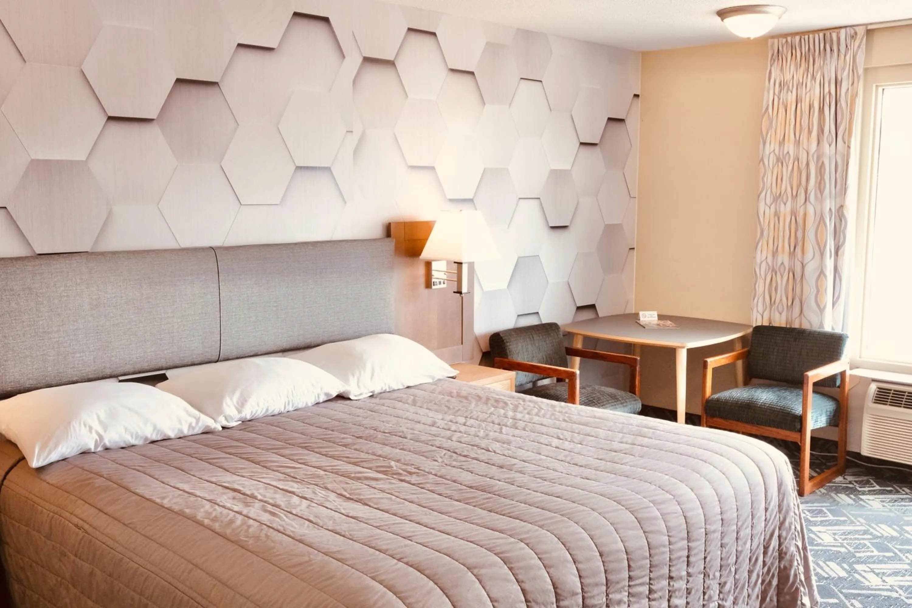 Bed in Regency Inn of Eddyville Kuttawa