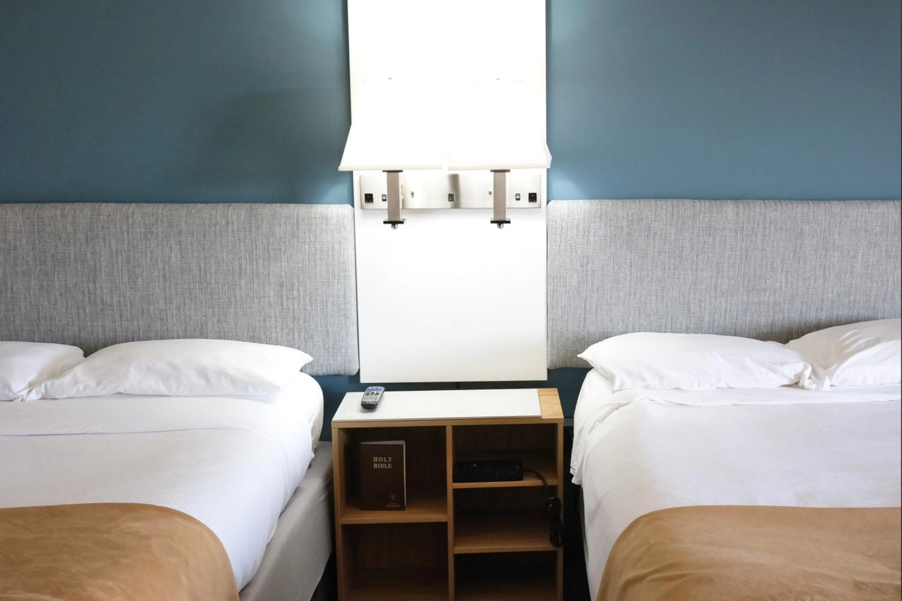 Bed in Regency Inn of Eddyville Kuttawa