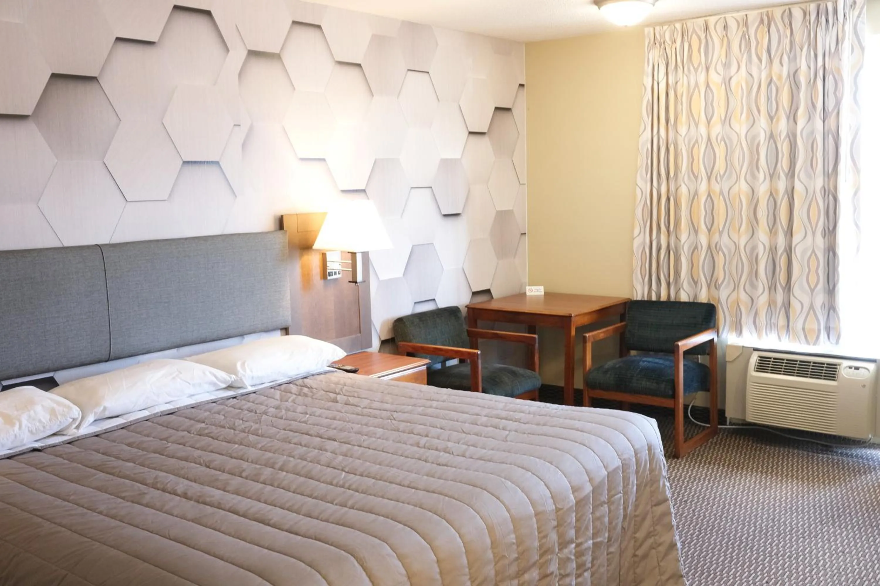 Living room, Bed in Regency Inn of Eddyville Kuttawa