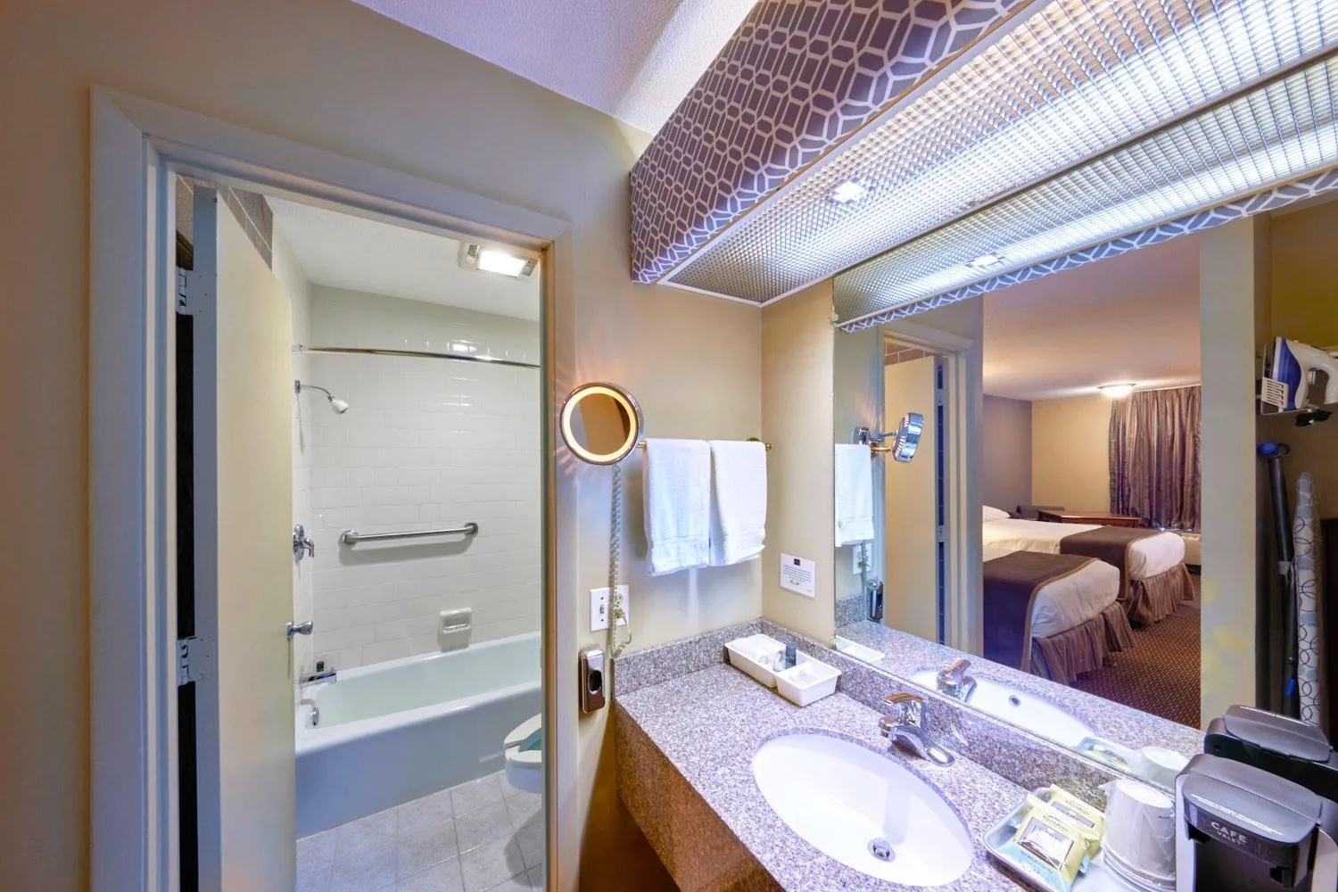 Bathroom, Bed in Regency Inn of Eddyville Kuttawa